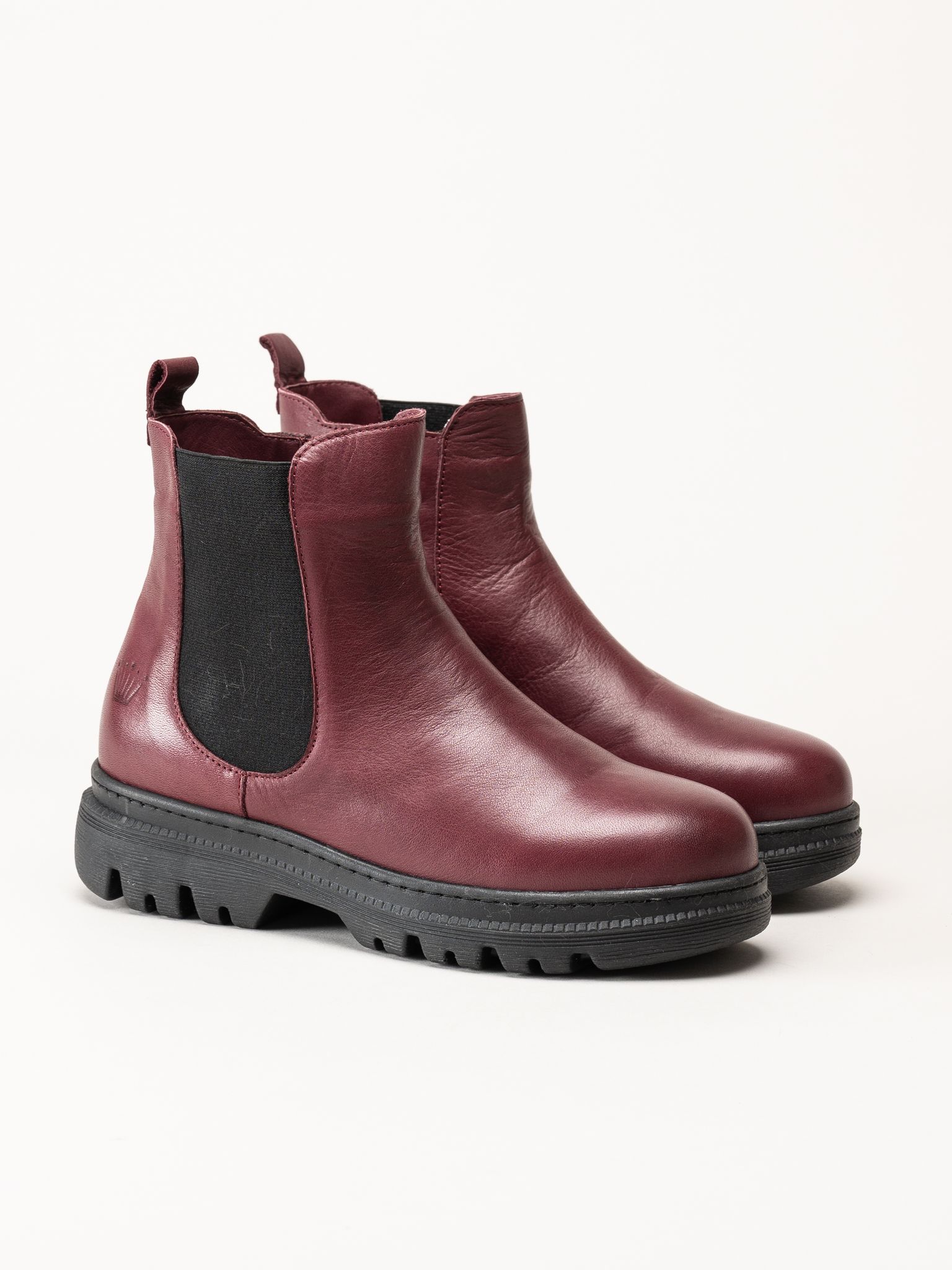 Charlotte of Sweden - Vinröda boots