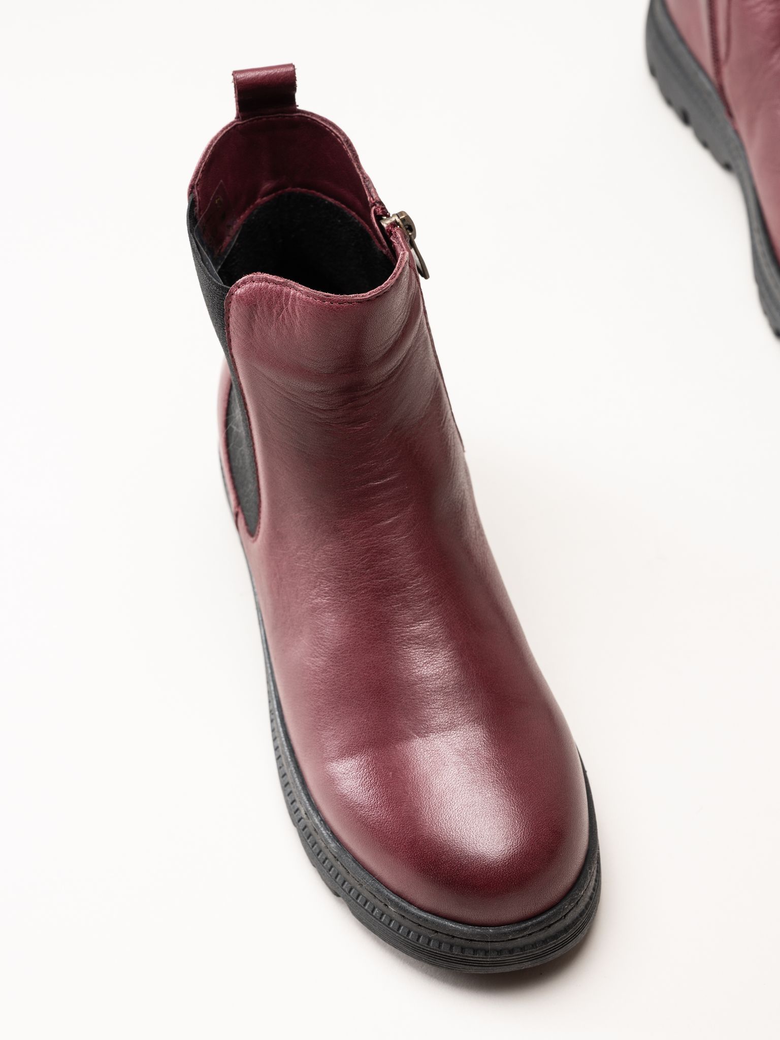 Charlotte of Sweden - Vinröda boots