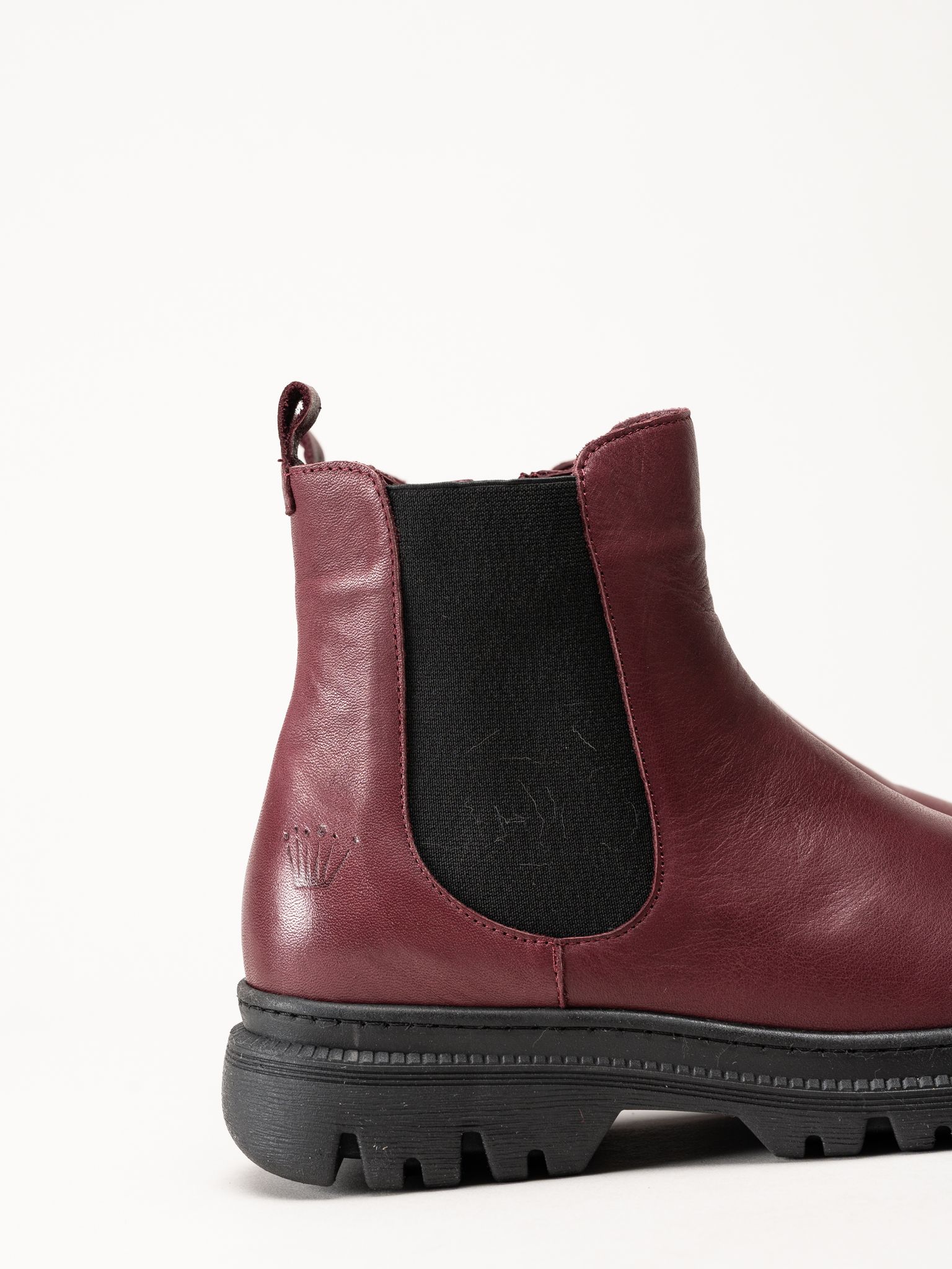 Charlotte of Sweden - Vinröda boots
