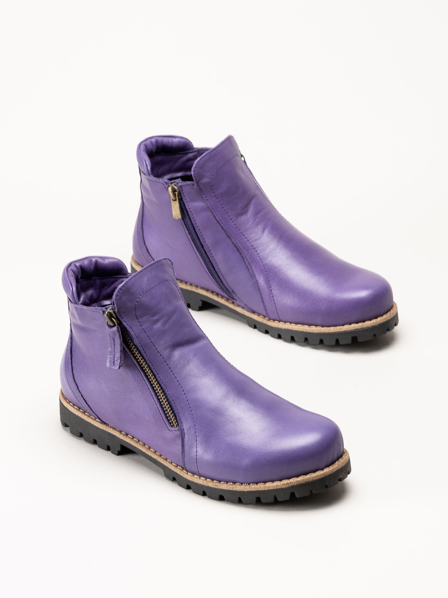 Charlotte of Sweden - Lila boots