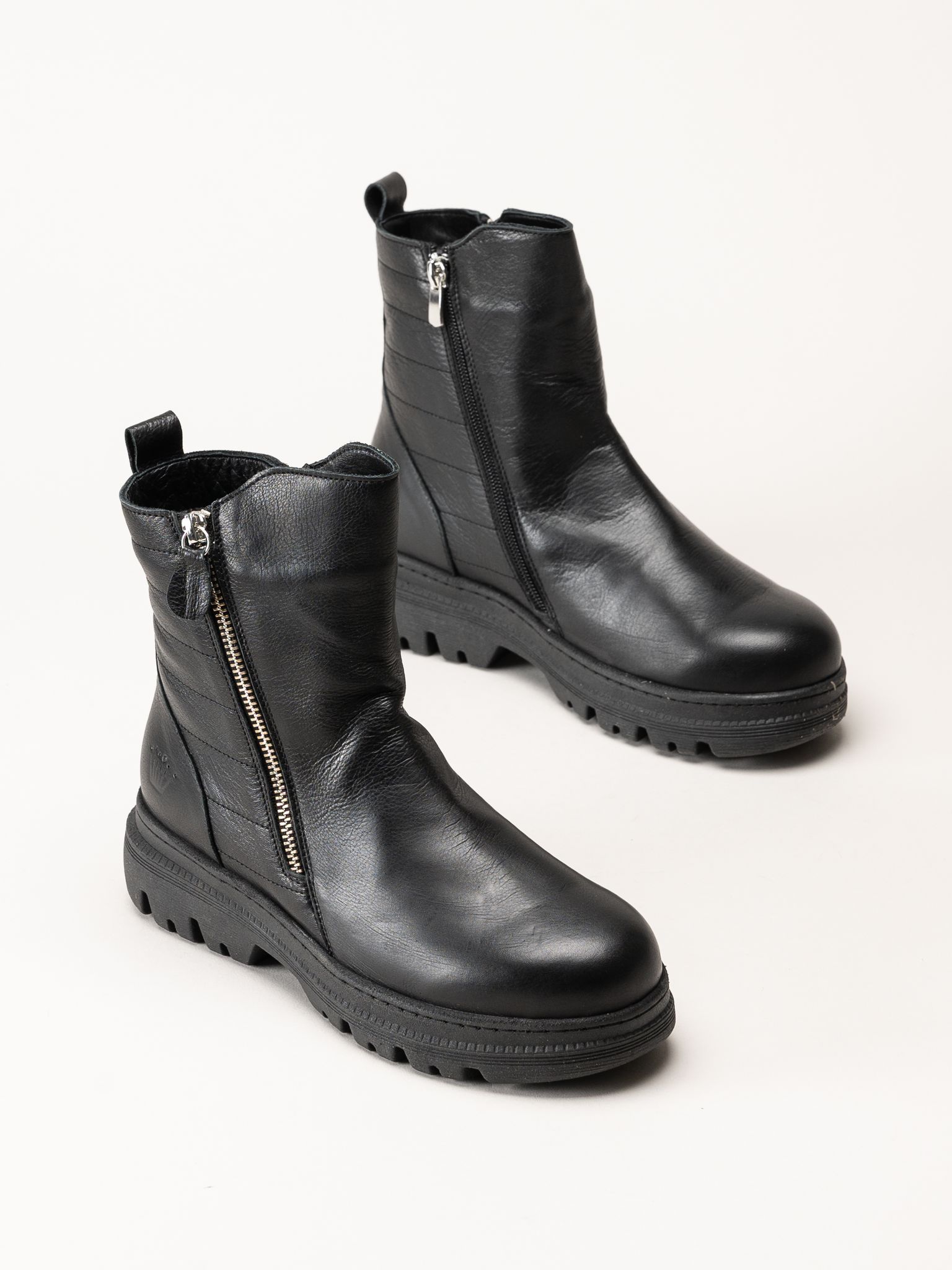 Charlotte of Sweden - Svarta boots