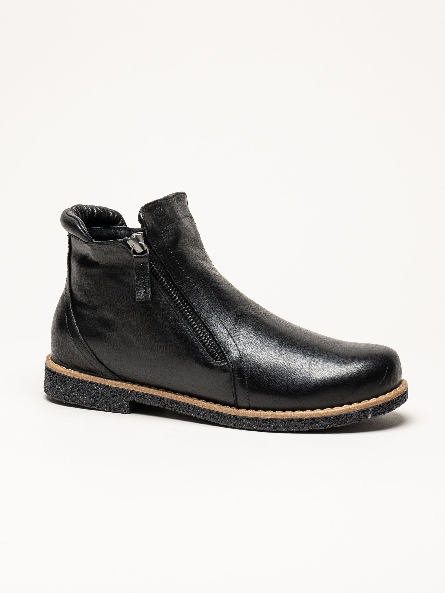 Charlotte of Sweden - Svarta boots i skinn