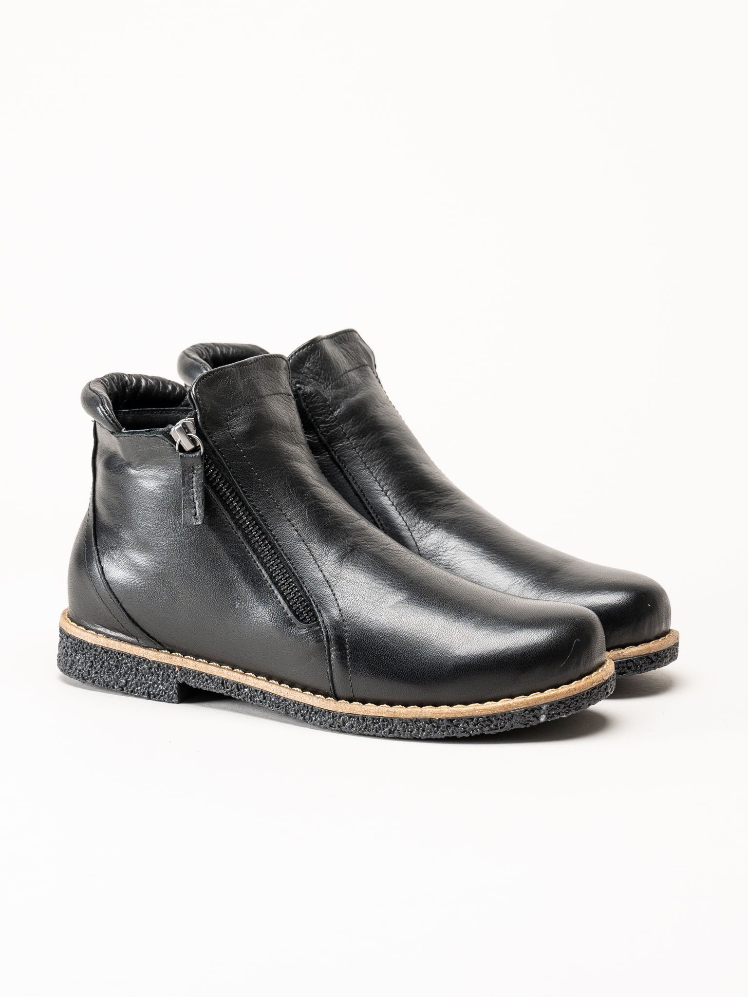 Charlotte of Sweden - Svarta boots i skinn