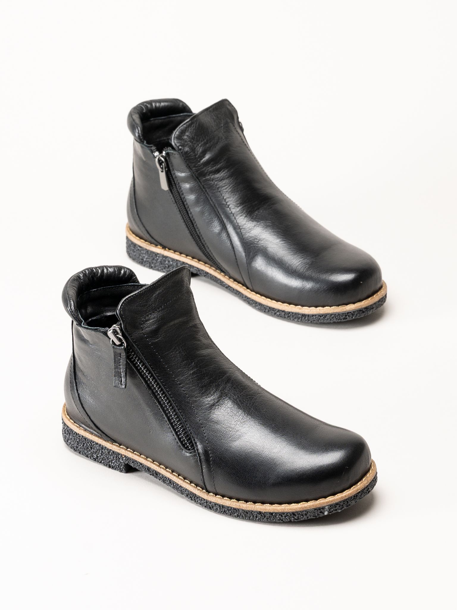 Charlotte of Sweden - Svarta boots i skinn