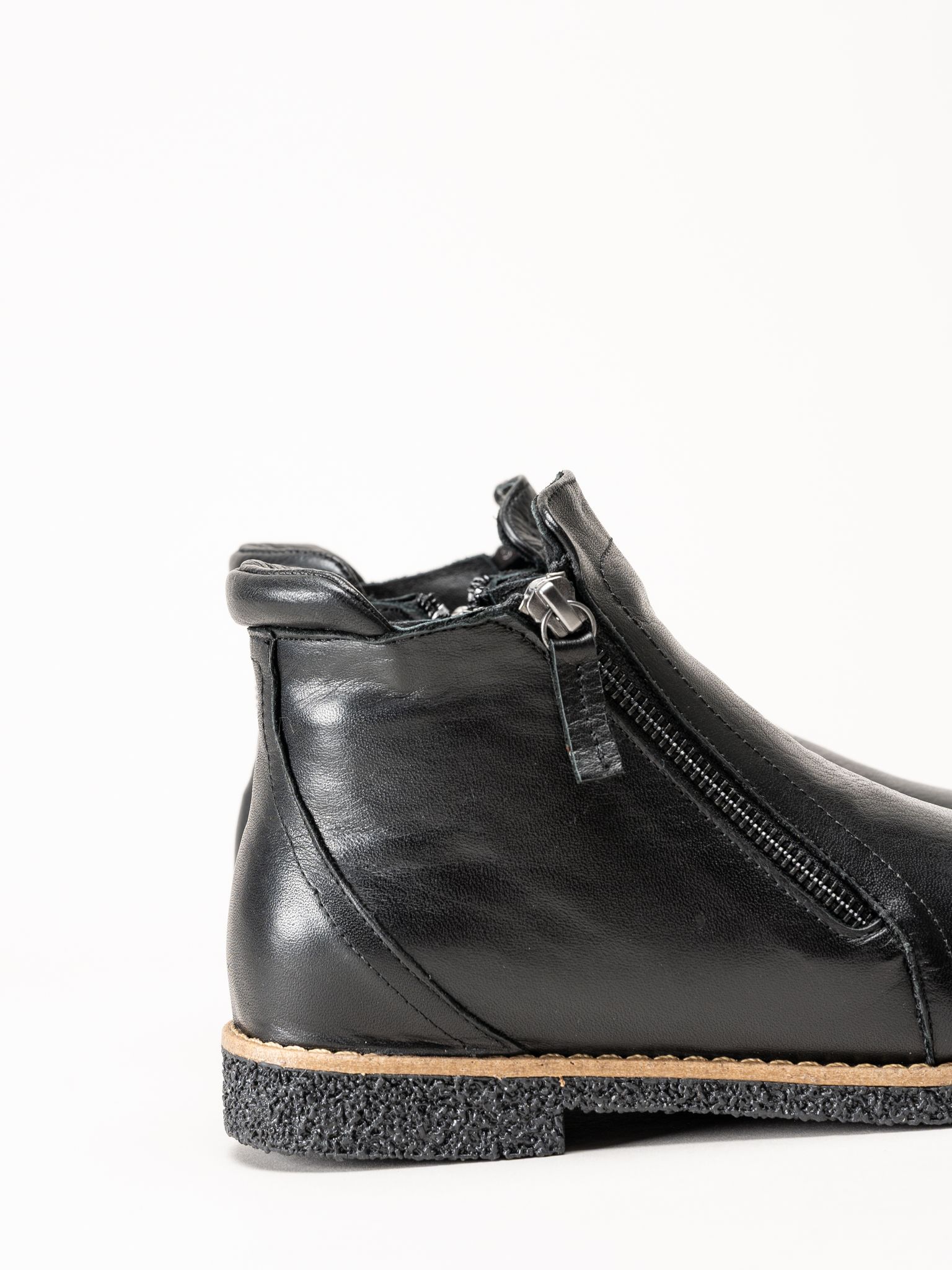 Charlotte of Sweden - Svarta boots i skinn
