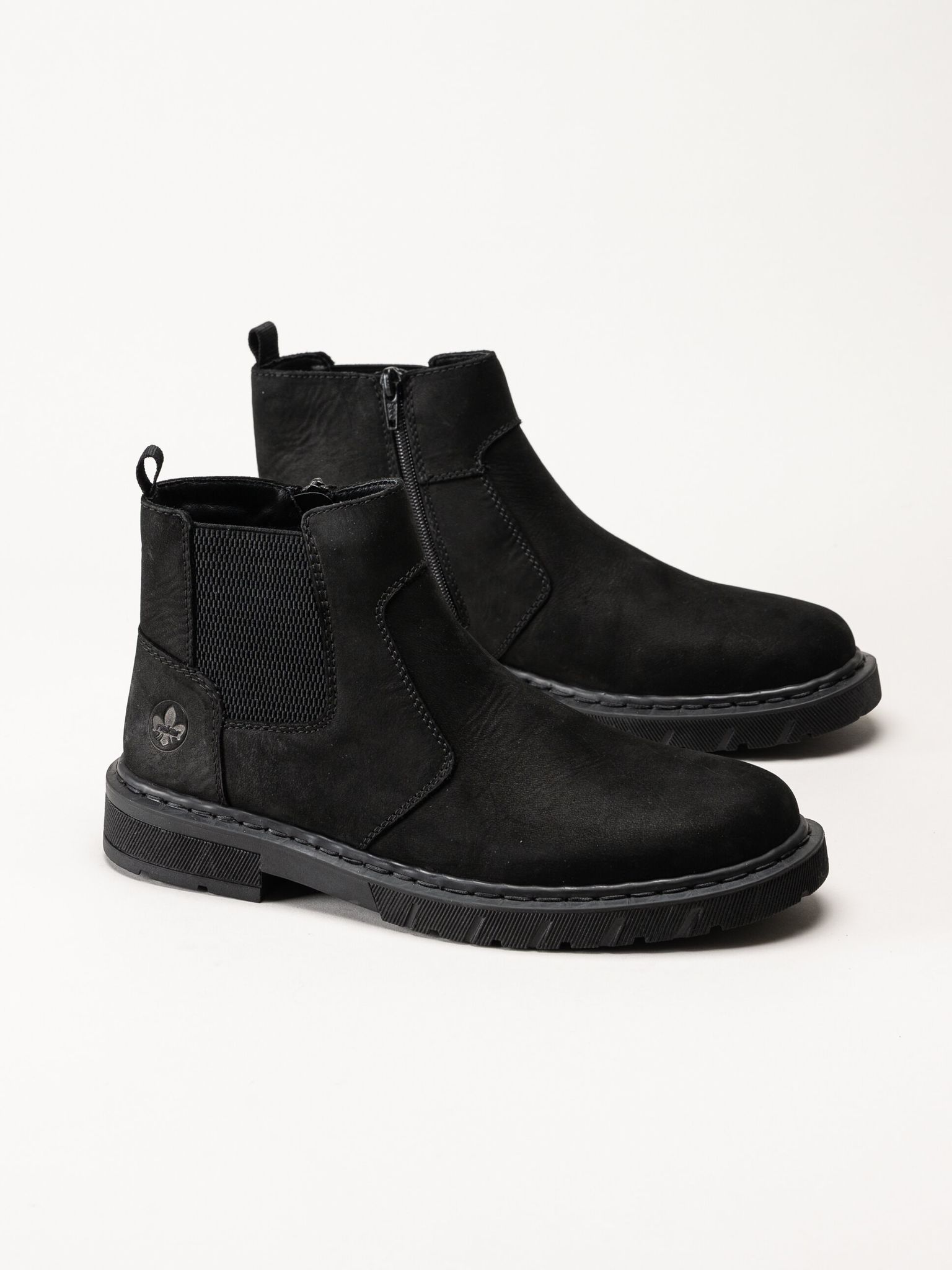 Rieker - Svarta fodrade boots i oljad nubuck