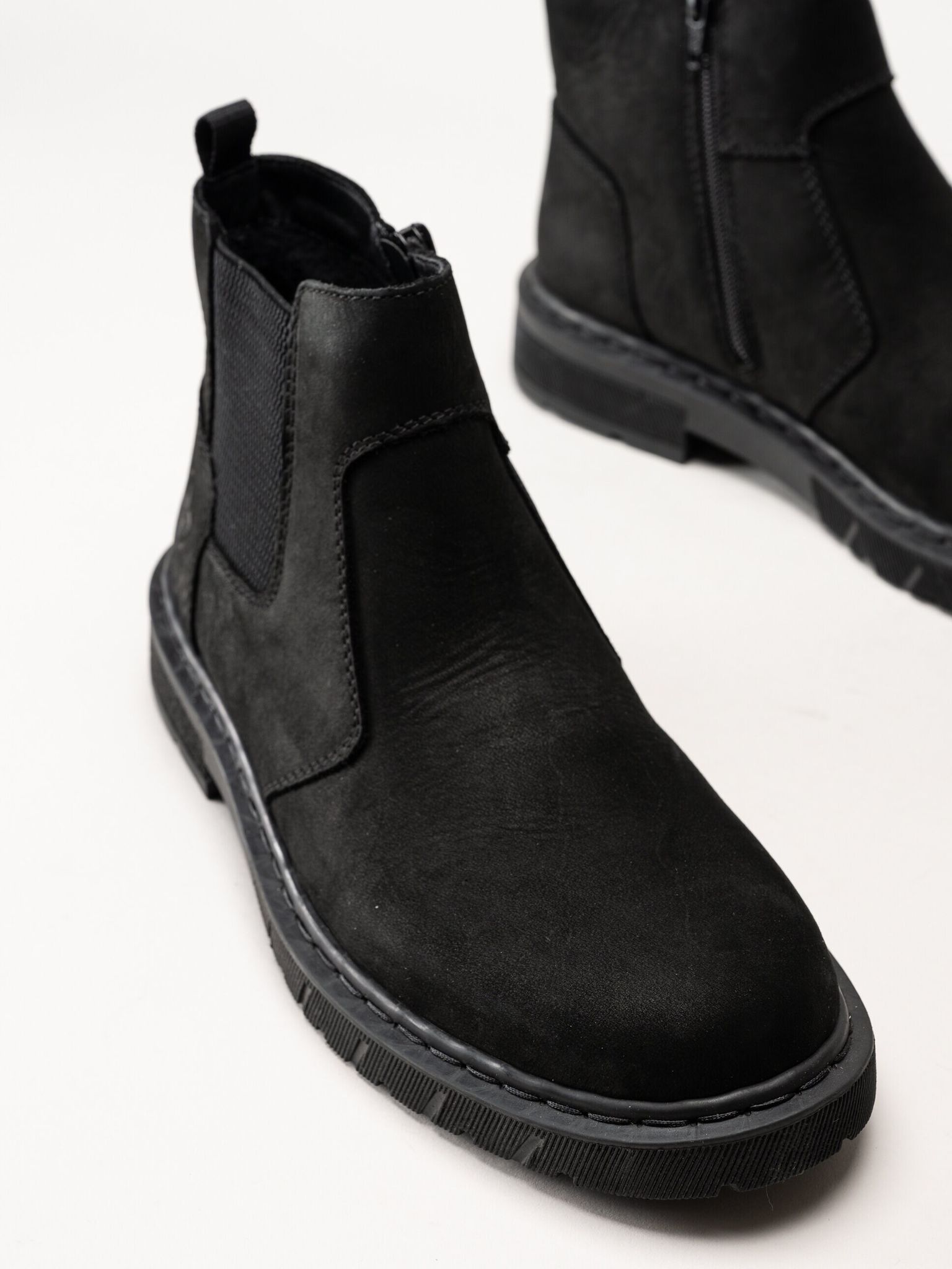 Rieker - Svarta fodrade boots i oljad nubuck