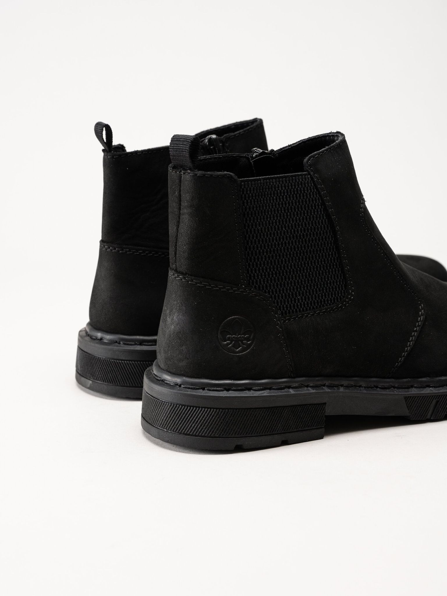 Rieker - Svarta fodrade boots i oljad nubuck