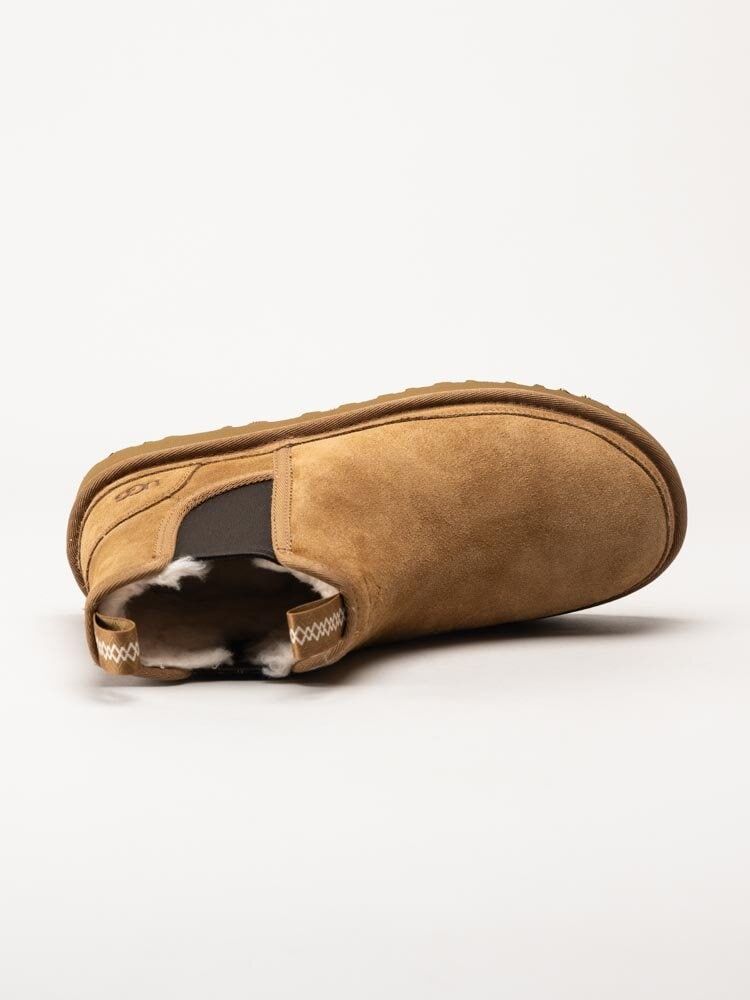 UGG - M Neumel Chelsea - Ljusbruna chelsea boots i mocka med ullfoder