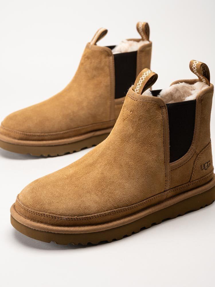 UGG - M Neumel Chelsea - Ljusbruna chelsea boots i mocka med ullfoder