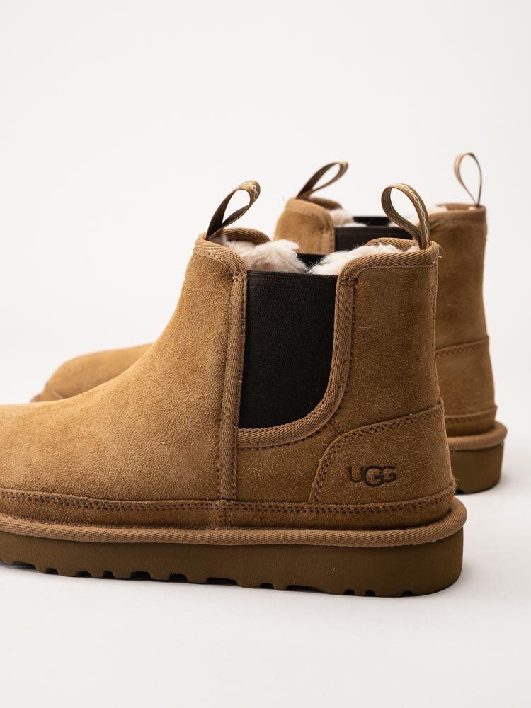 UGG - M Neumel Chelsea - Ljusbruna chelsea boots i mocka med ullfoder