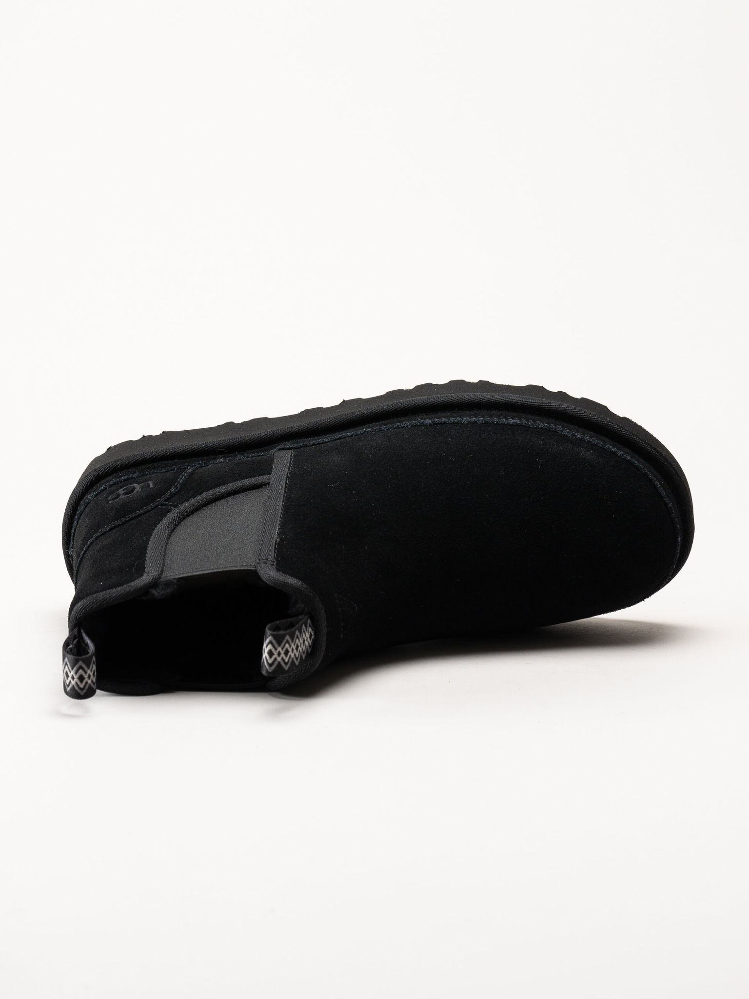 UGG - M Neumel Chelsea - Svarta chelsea boots i mocka med ullfoder