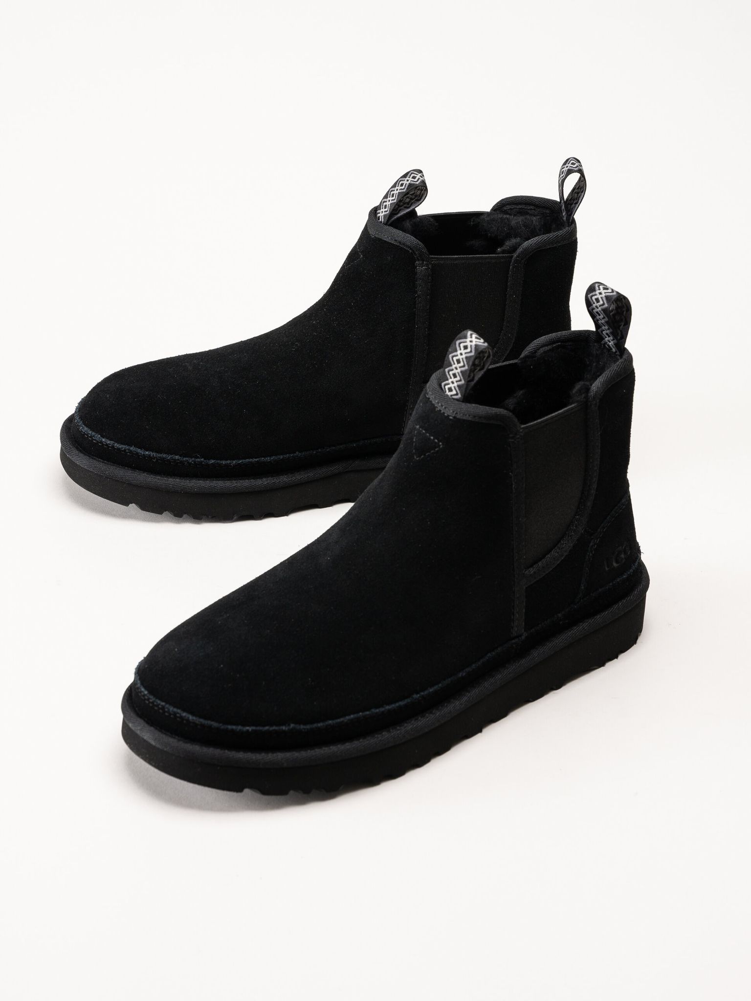 UGG - M Neumel Chelsea - Svarta chelsea boots i mocka med ullfoder