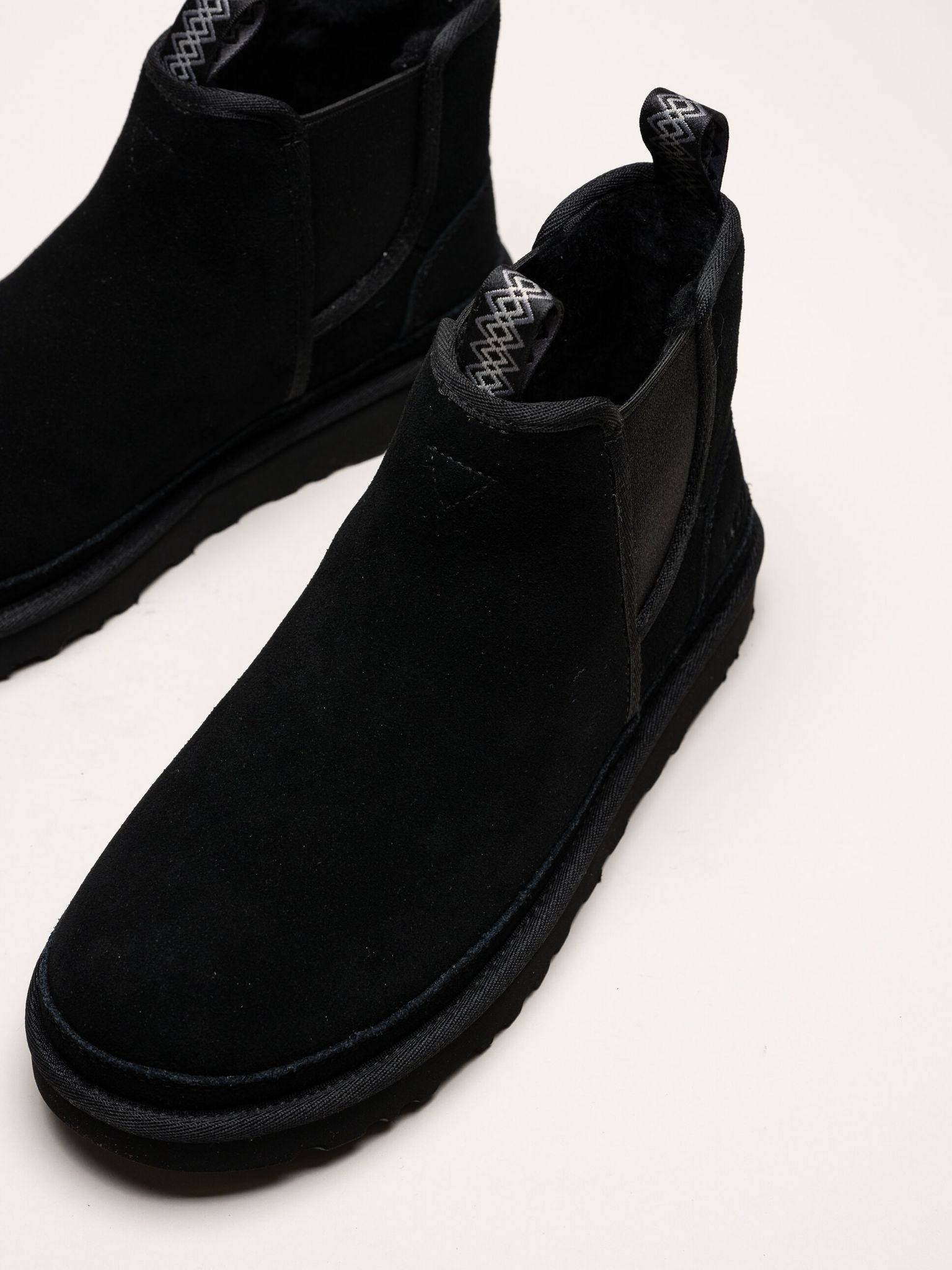 UGG - M Neumel Chelsea - Svarta chelsea boots i mocka med ullfoder