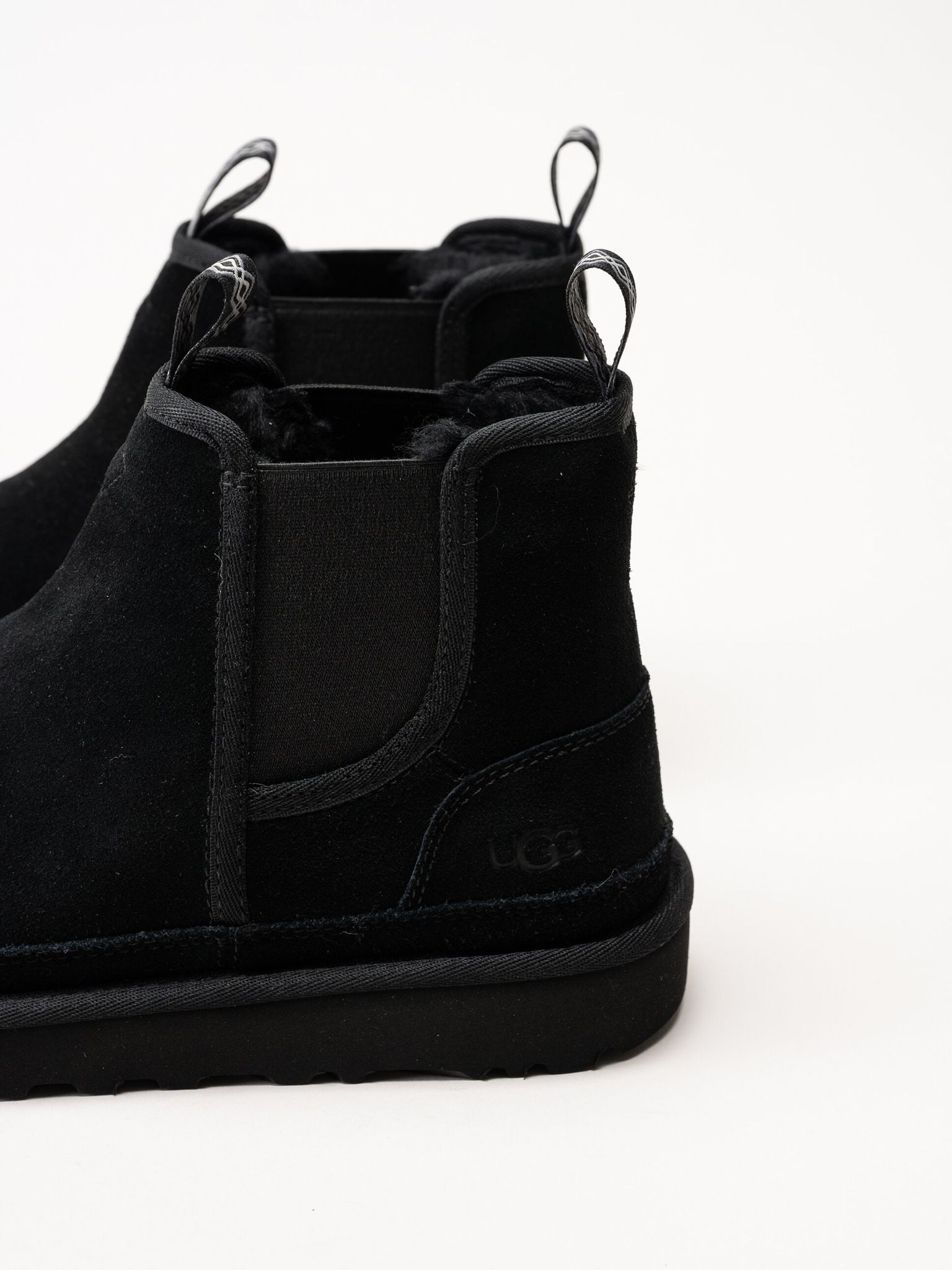 UGG - M Neumel Chelsea - Svarta chelsea boots i mocka med ullfoder