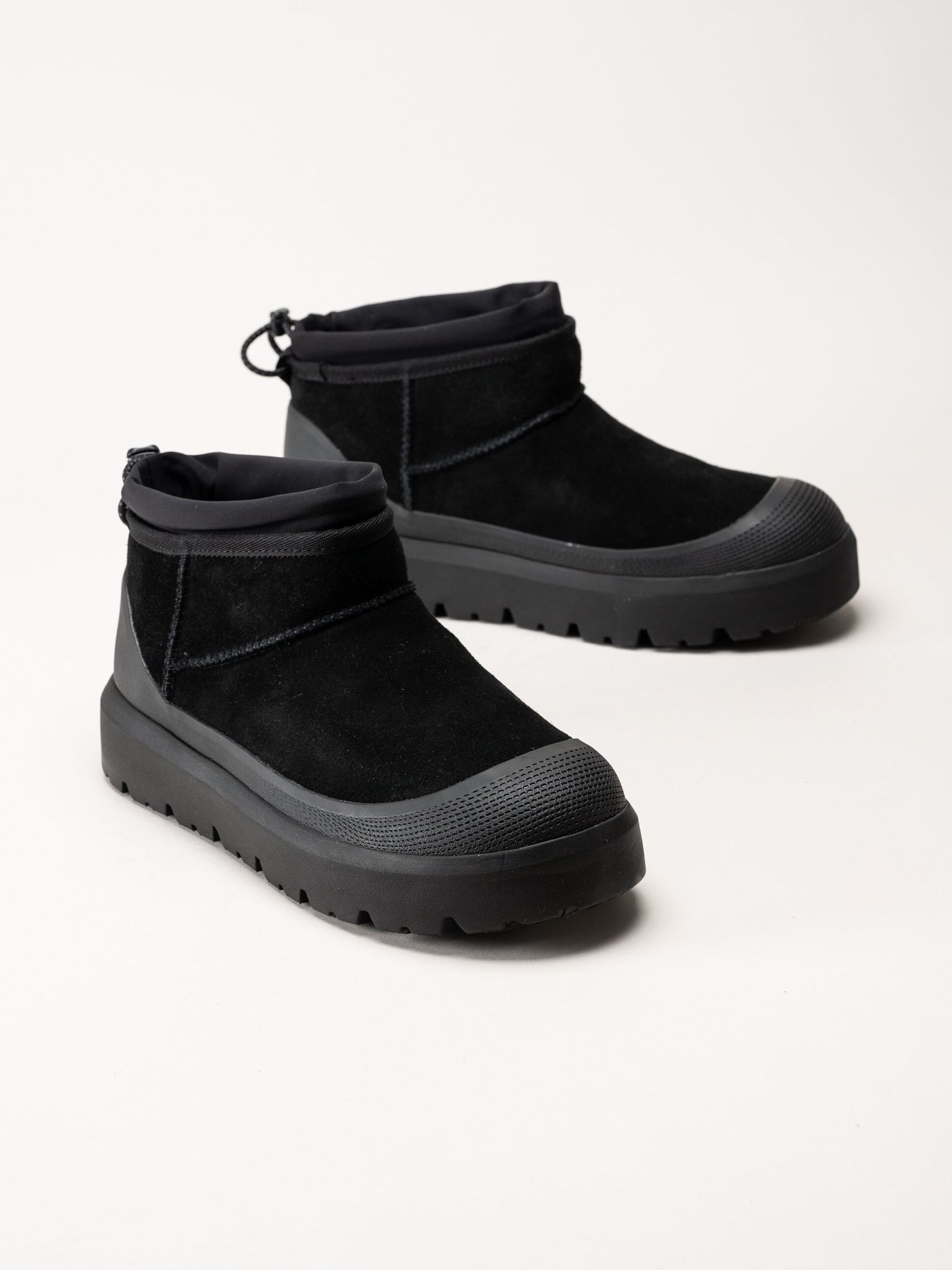UGG - M Cl Ultra Mini Weather Hybrid - Svarta ullfodrade boots