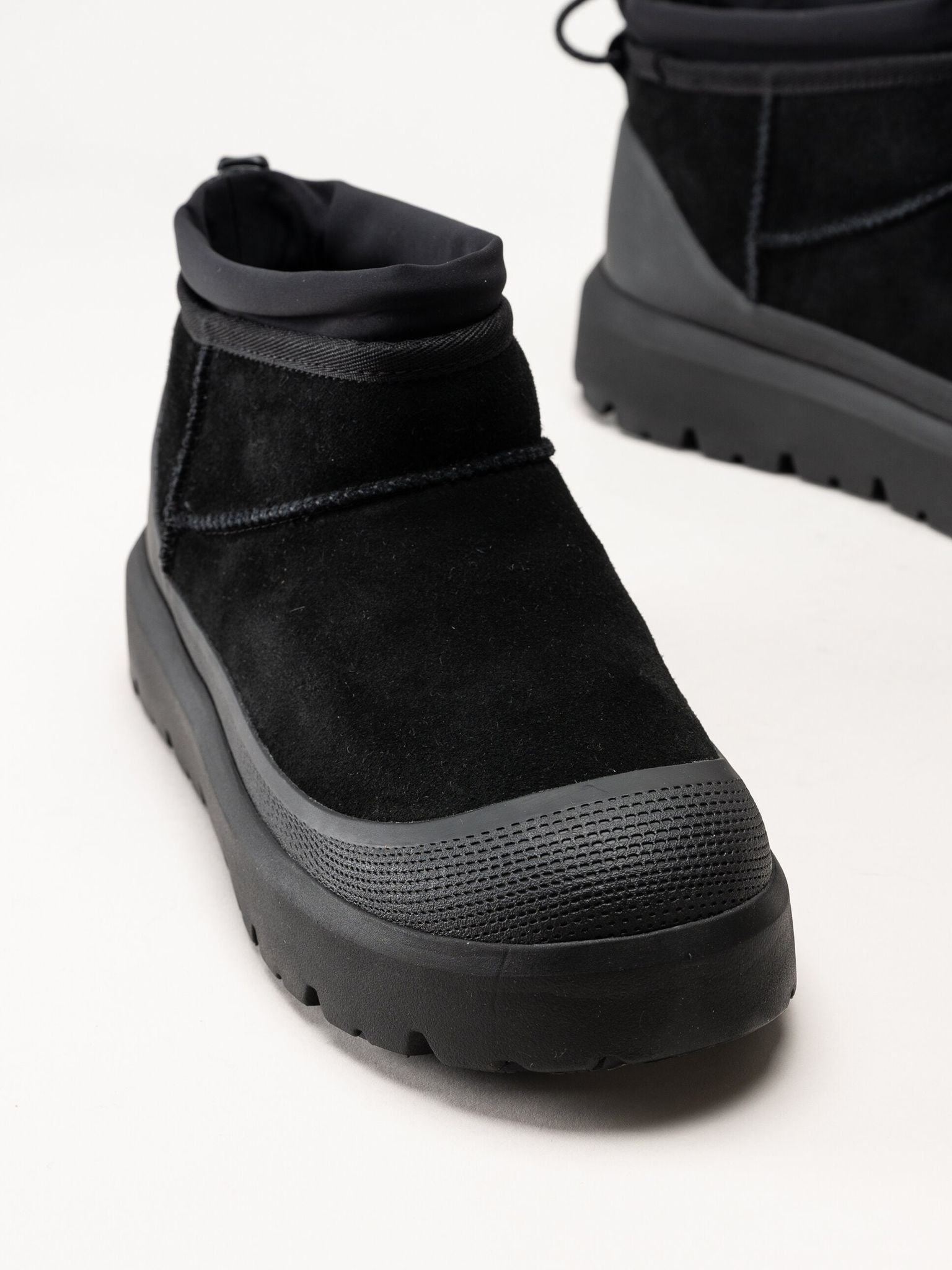 UGG - M Cl Ultra Mini Weather Hybrid - Svarta ullfodrade boots
