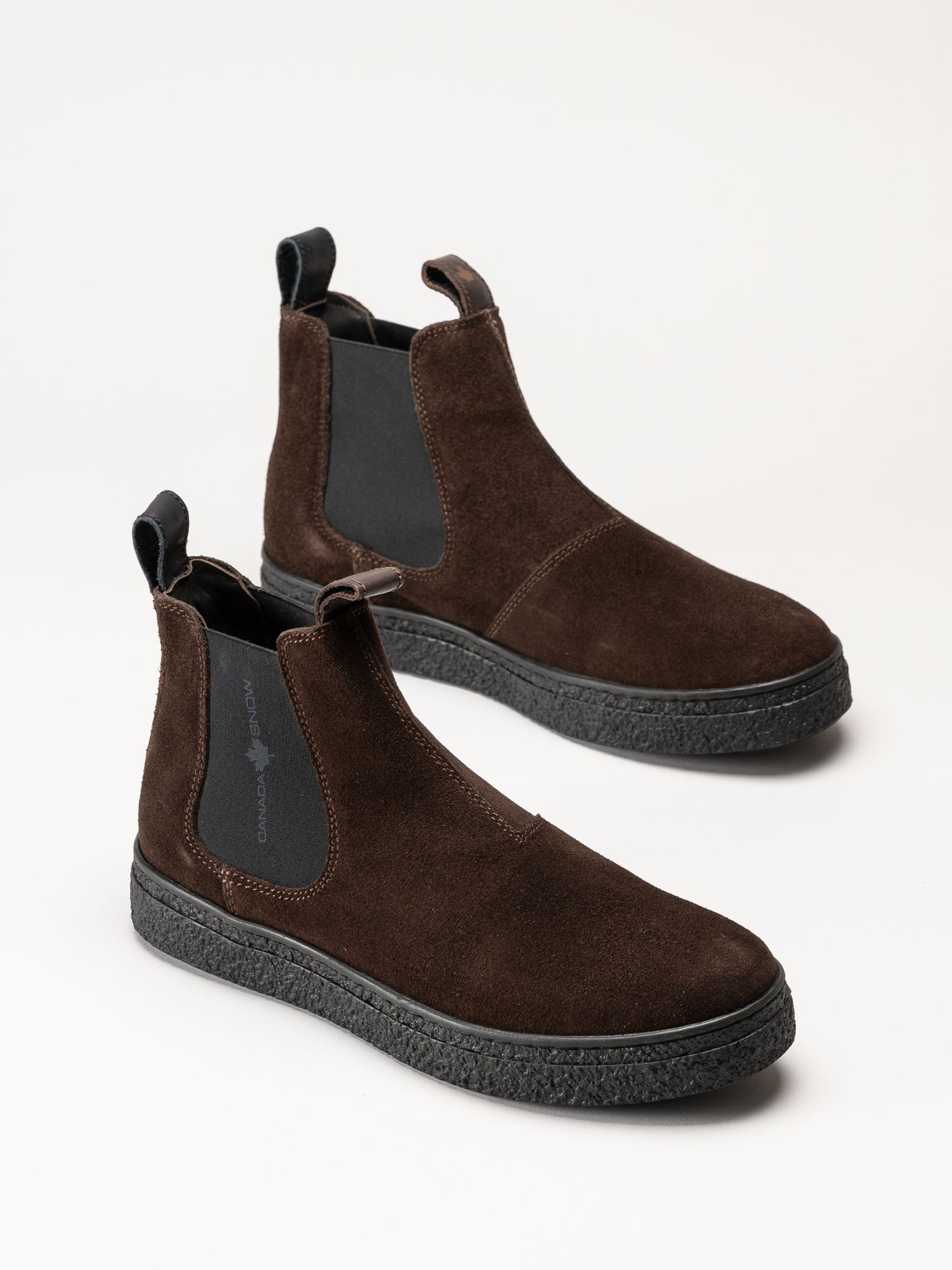 Mörkbruna Chelsea-boots i mocka med resårpaneler och kraftiga svarta sulor