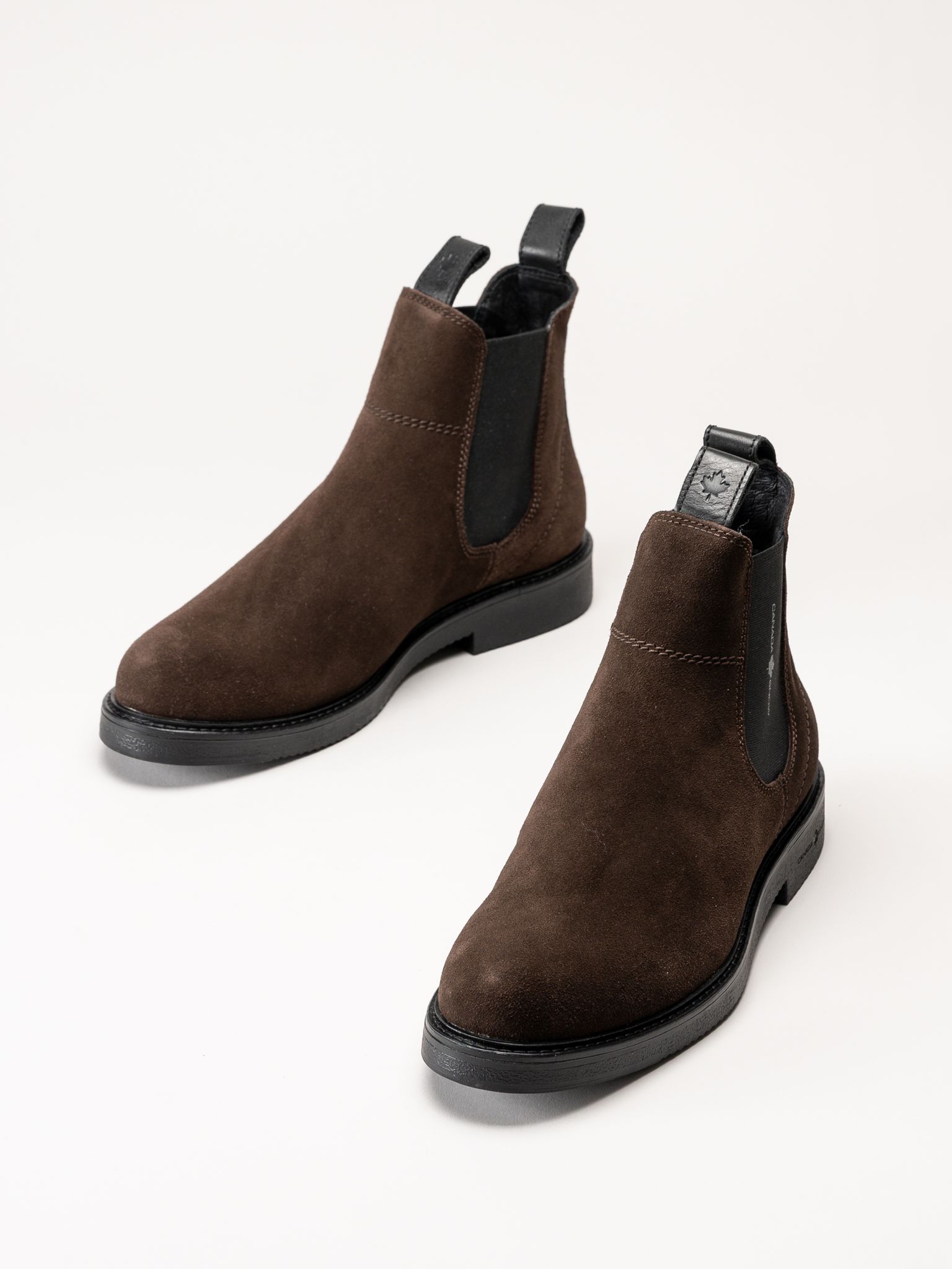 Bruna Chelsea-boots i mocka med svarta resårpaneler och sulor