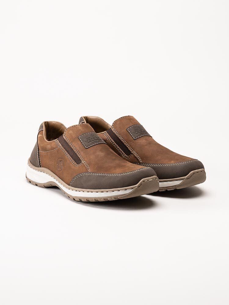 Rieker - Bruna slip on promenadskor i oljad nubuck