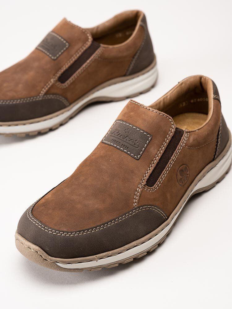 Rieker - Bruna slip on promenadskor i oljad nubuck