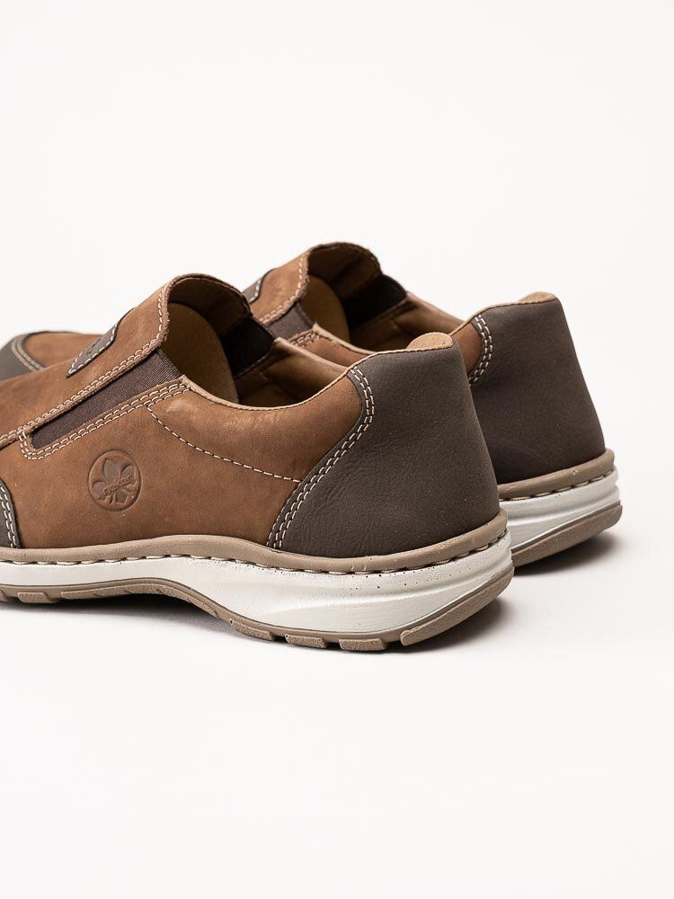 Rieker - Bruna slip on promenadskor i oljad nubuck