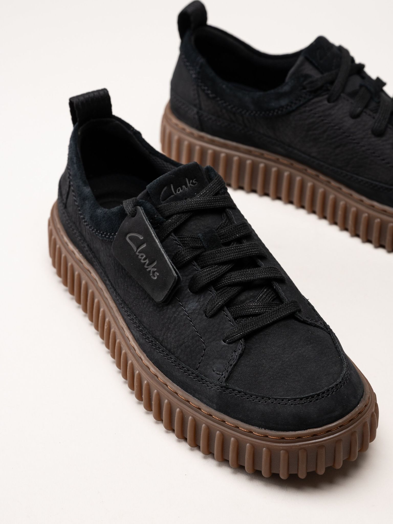 Clarks - Torhill Lace G - Svarta snörskor i nubuck och mocka
