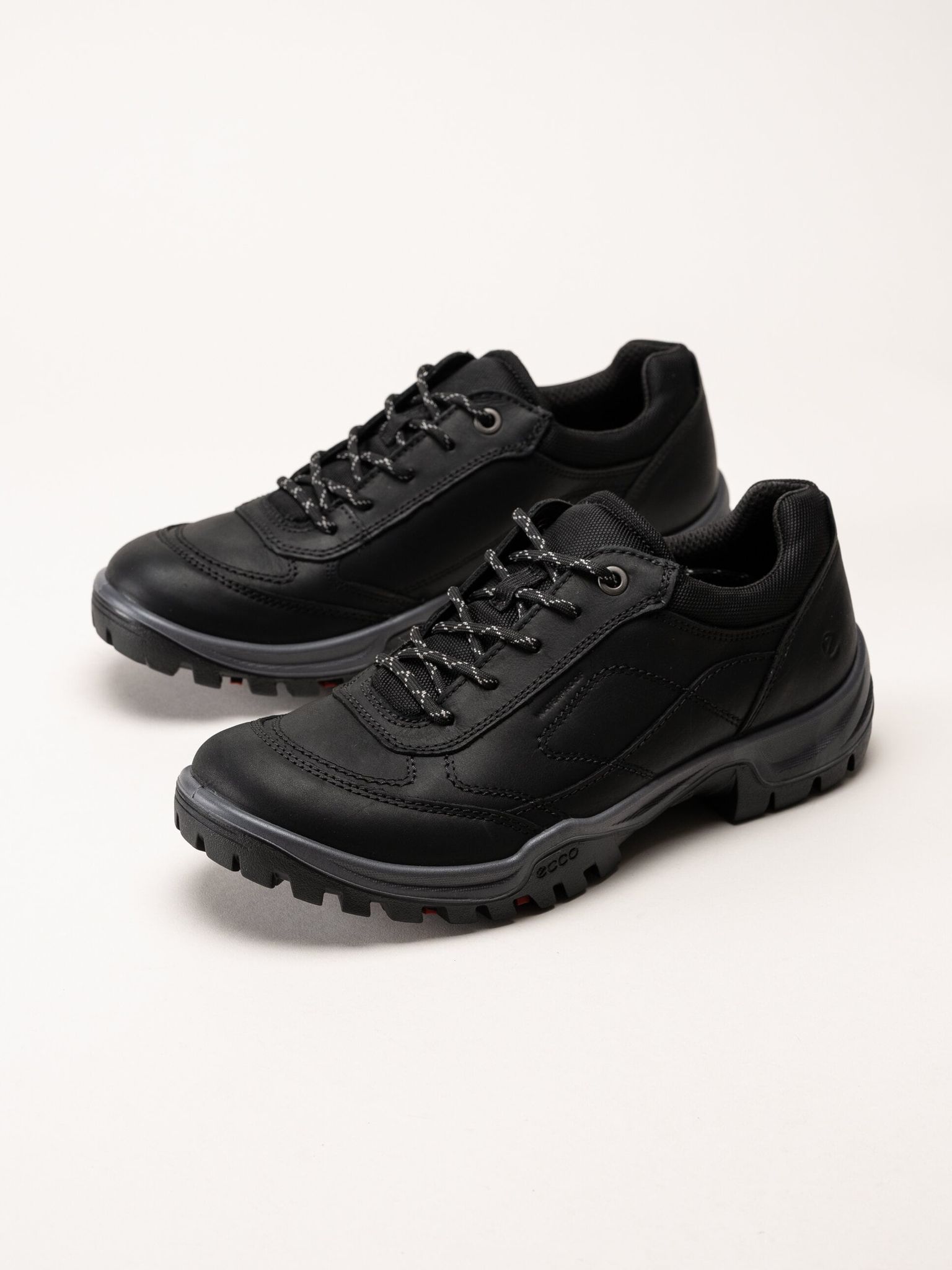 Ecco - Xpedition WP - Svarta promenadskor i oljad nubuck