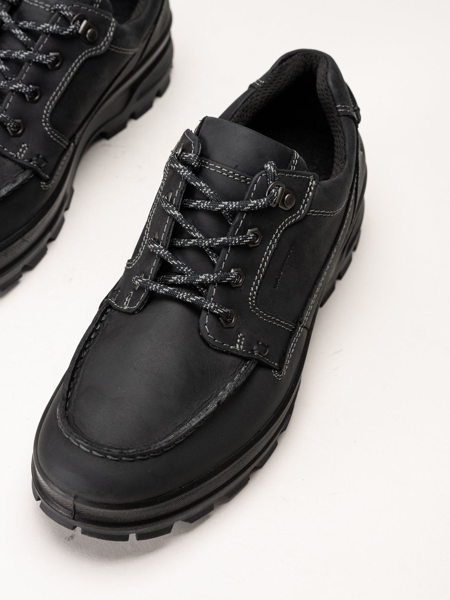 Ecco - Rugged Track WP - Svarta waterproof promenadskor i oljat skinn