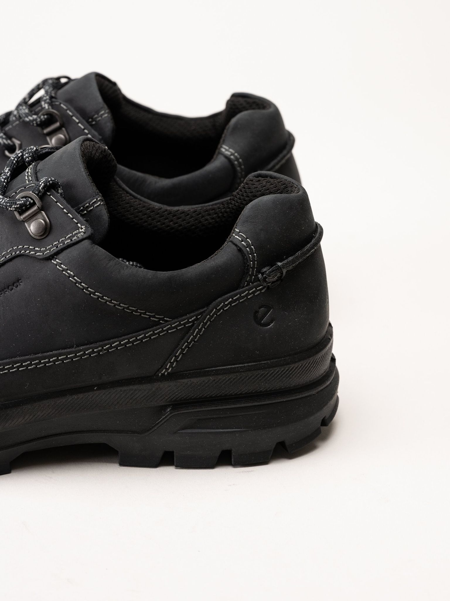 Ecco - Rugged Track WP - Svarta waterproof promenadskor i oljat skinn