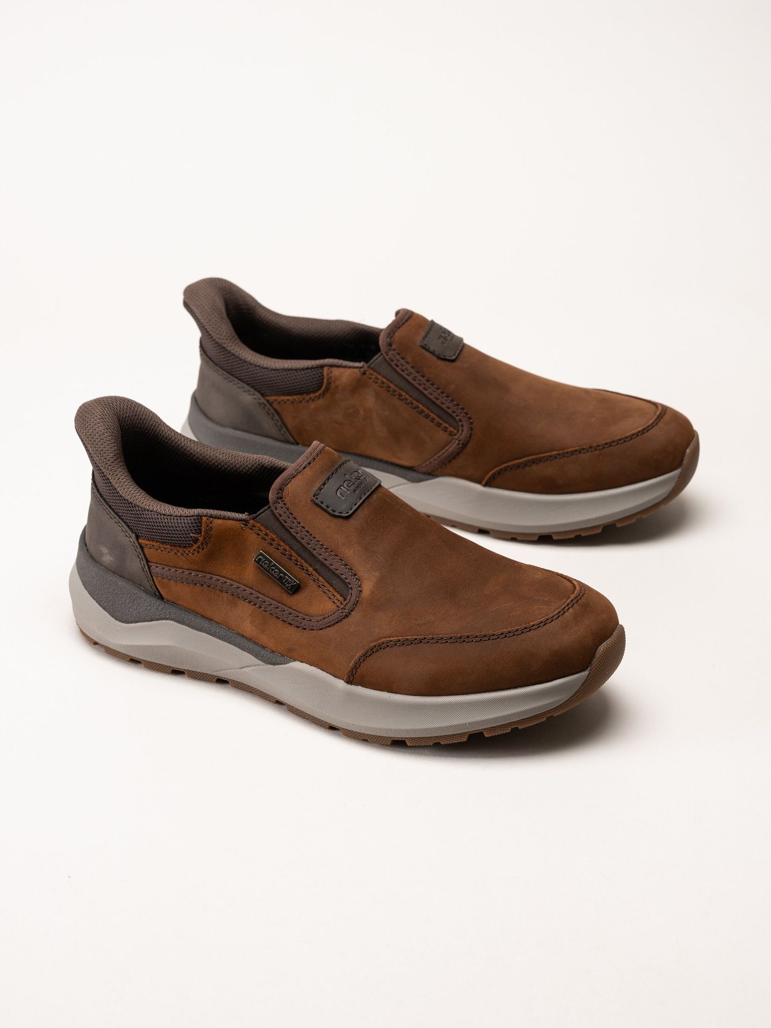 Rieker - Bruna slip on promenadskor i oljad nubuck
