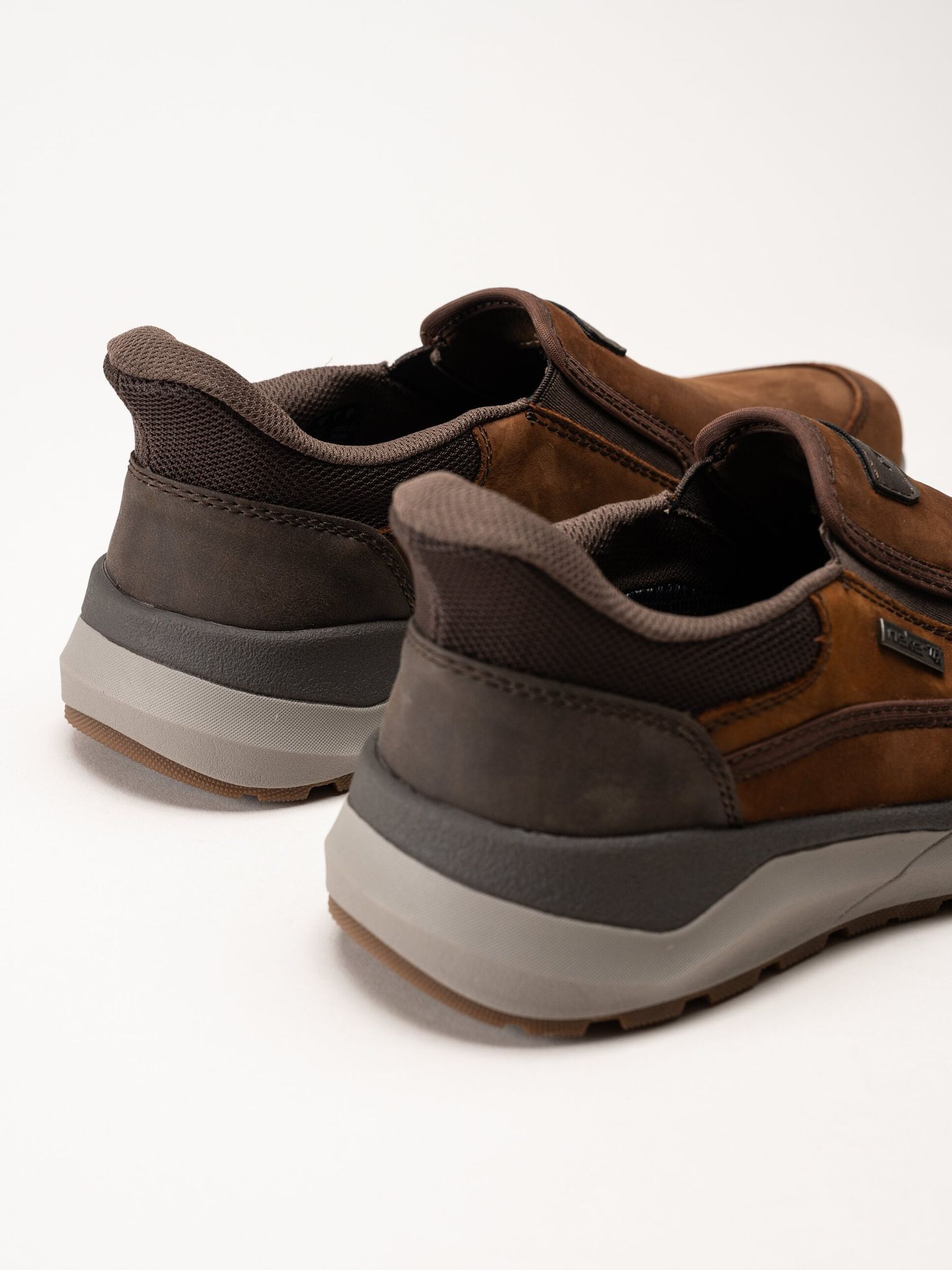 Rieker - Bruna slip on promenadskor i oljad nubuck