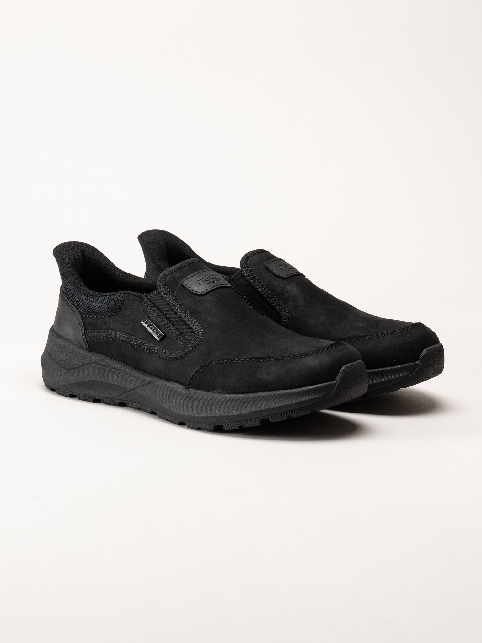 Rieker - Svarta slip on promenadskor i oljad nubuck