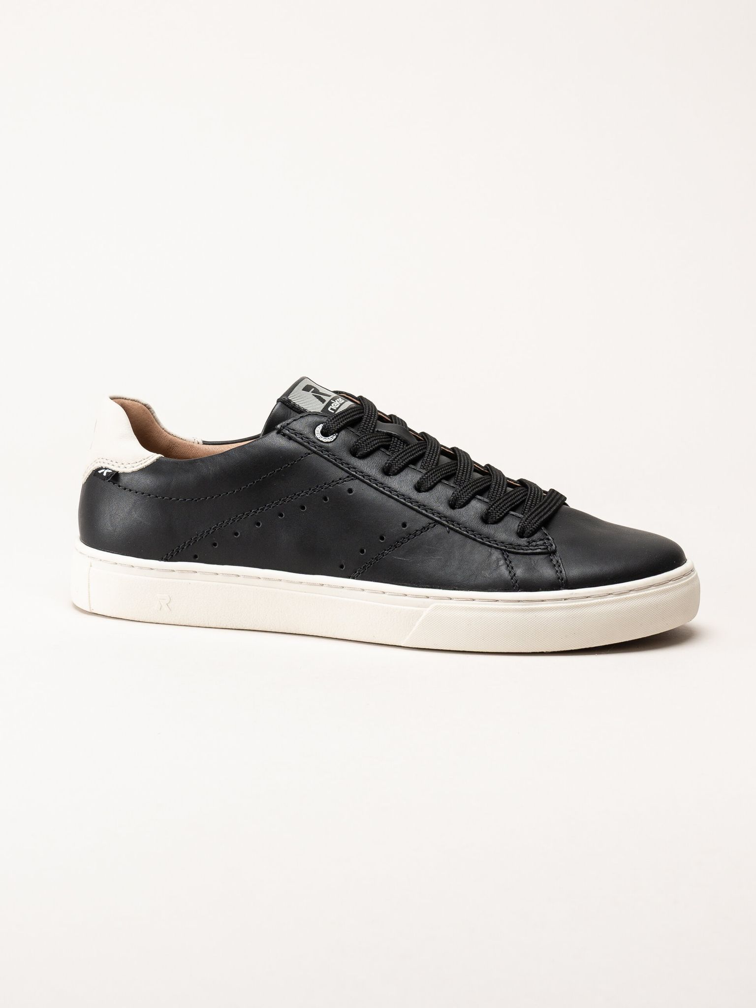 Svarta sneakers i skinn