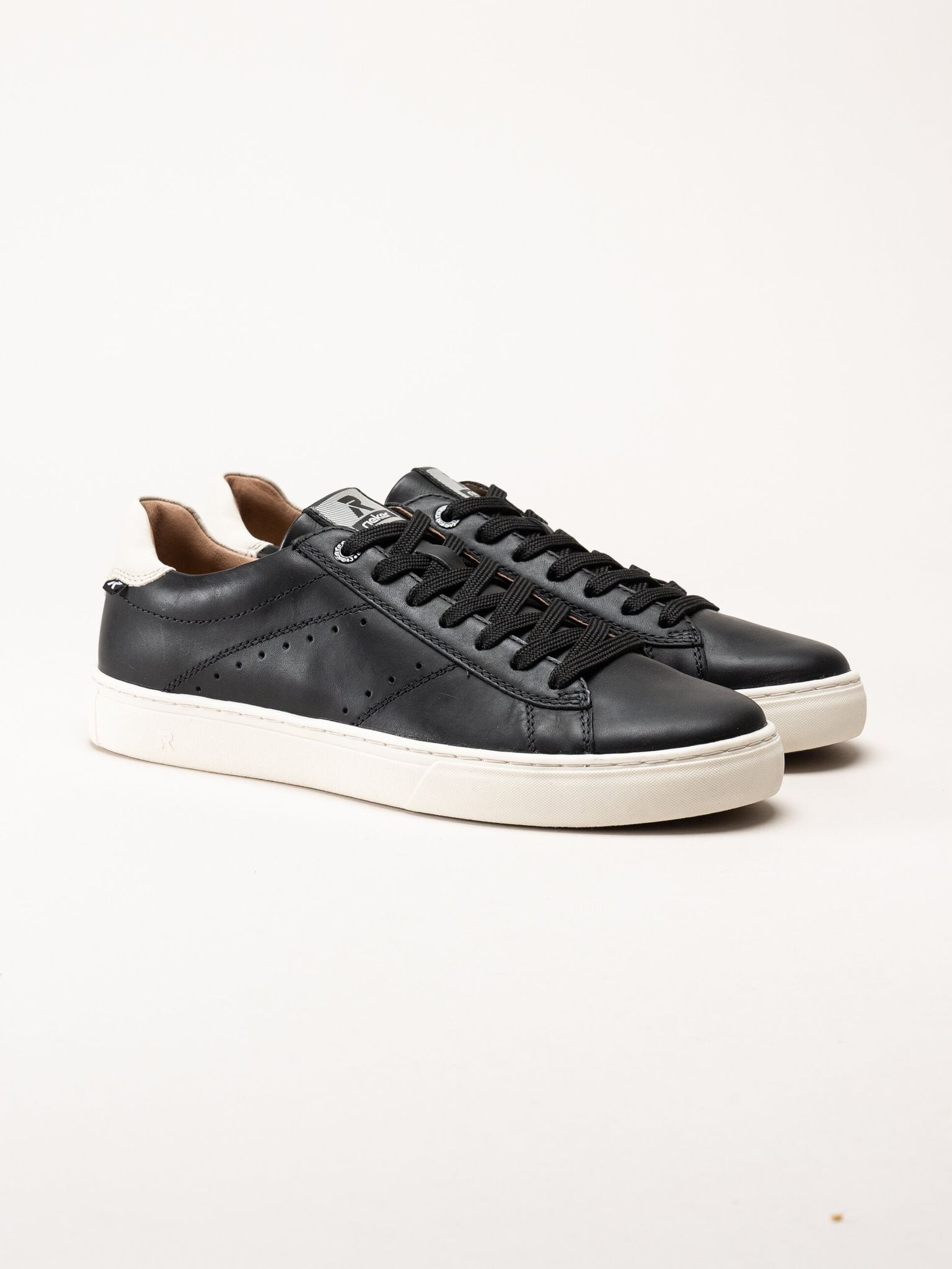Svarta sneakers i skinn