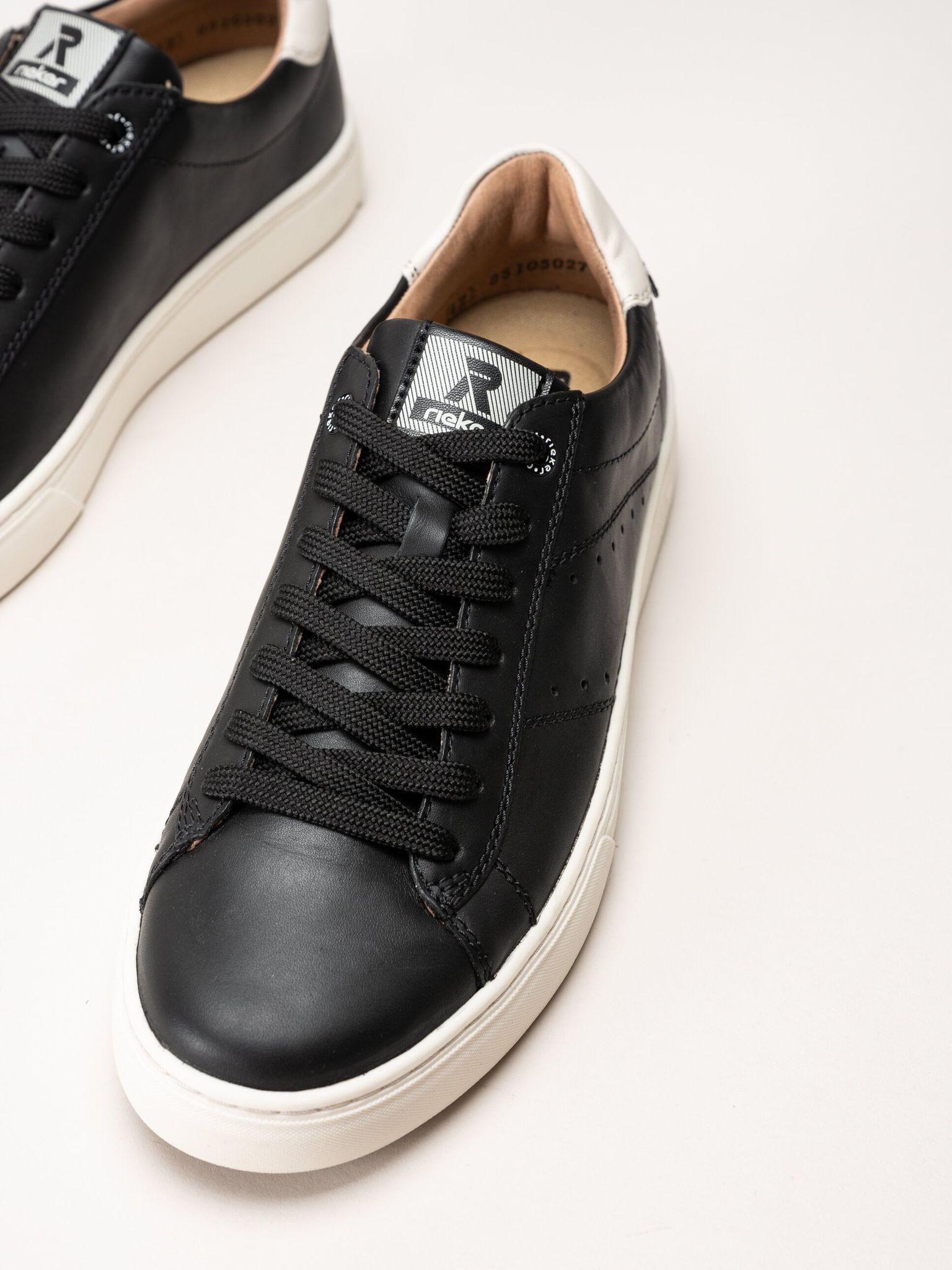 Svarta sneakers i skinn