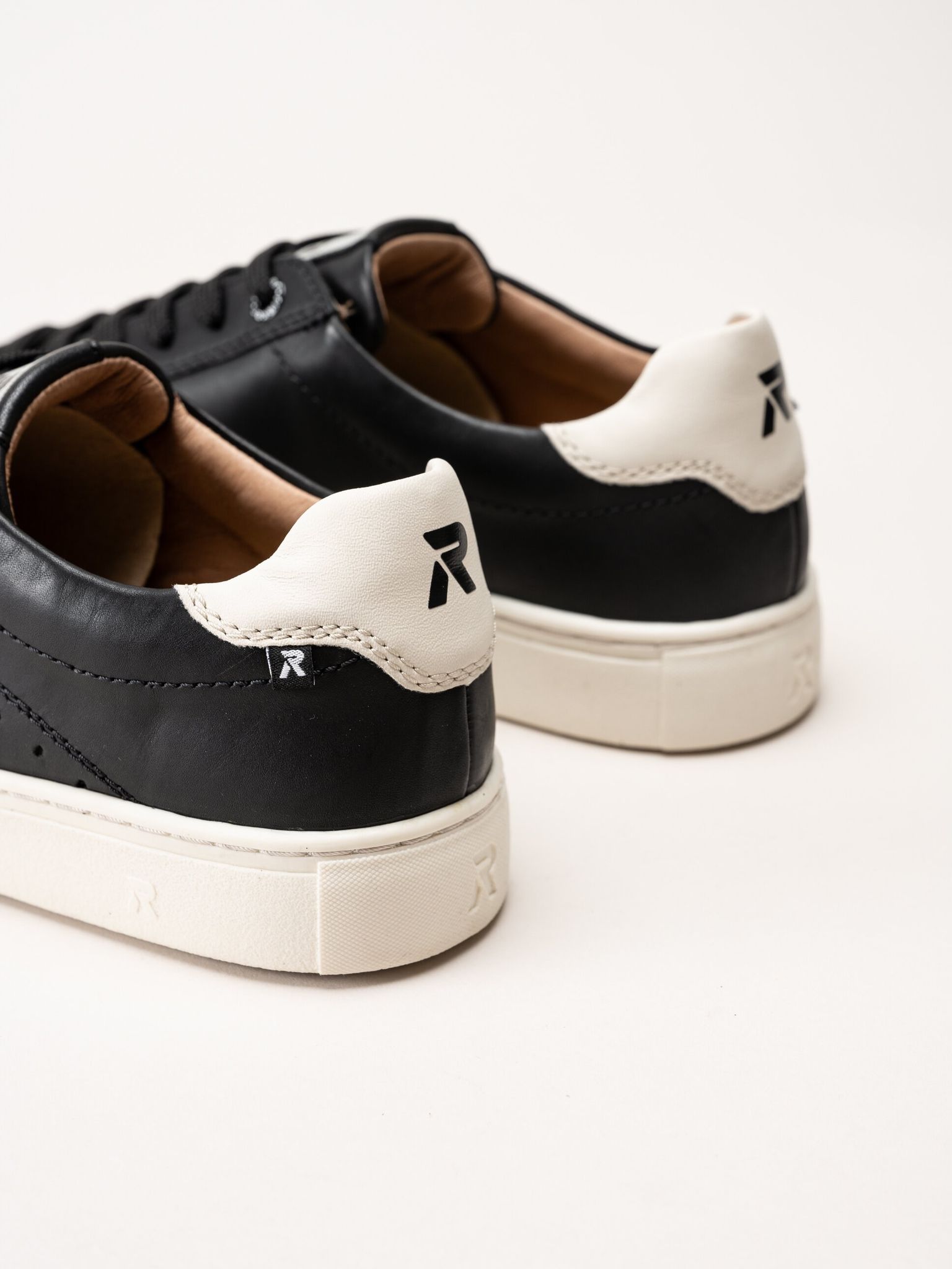 Svarta sneakers i skinn