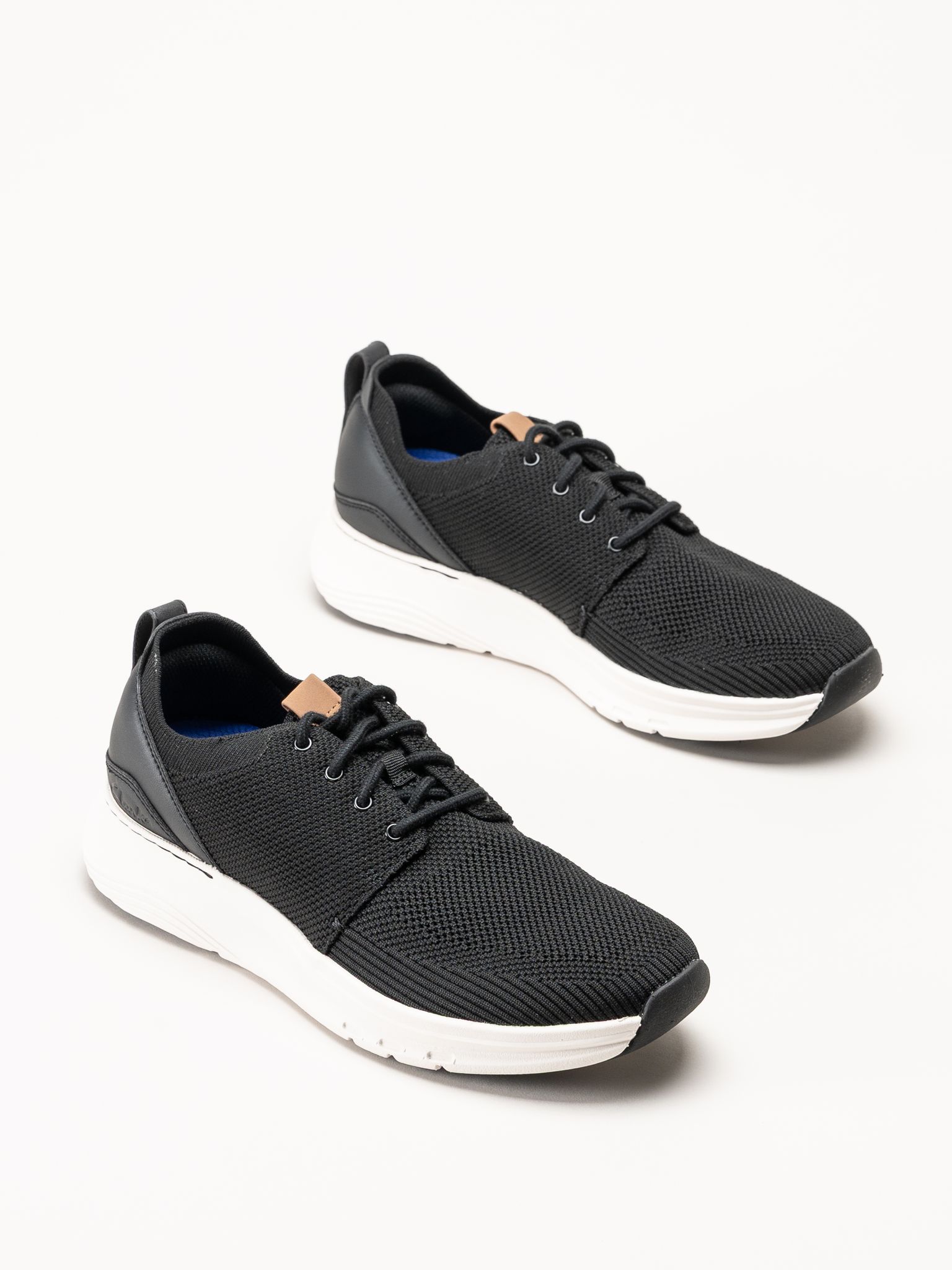 Clarks - Motion Trek MX - Svarta sneakers i stickad textil