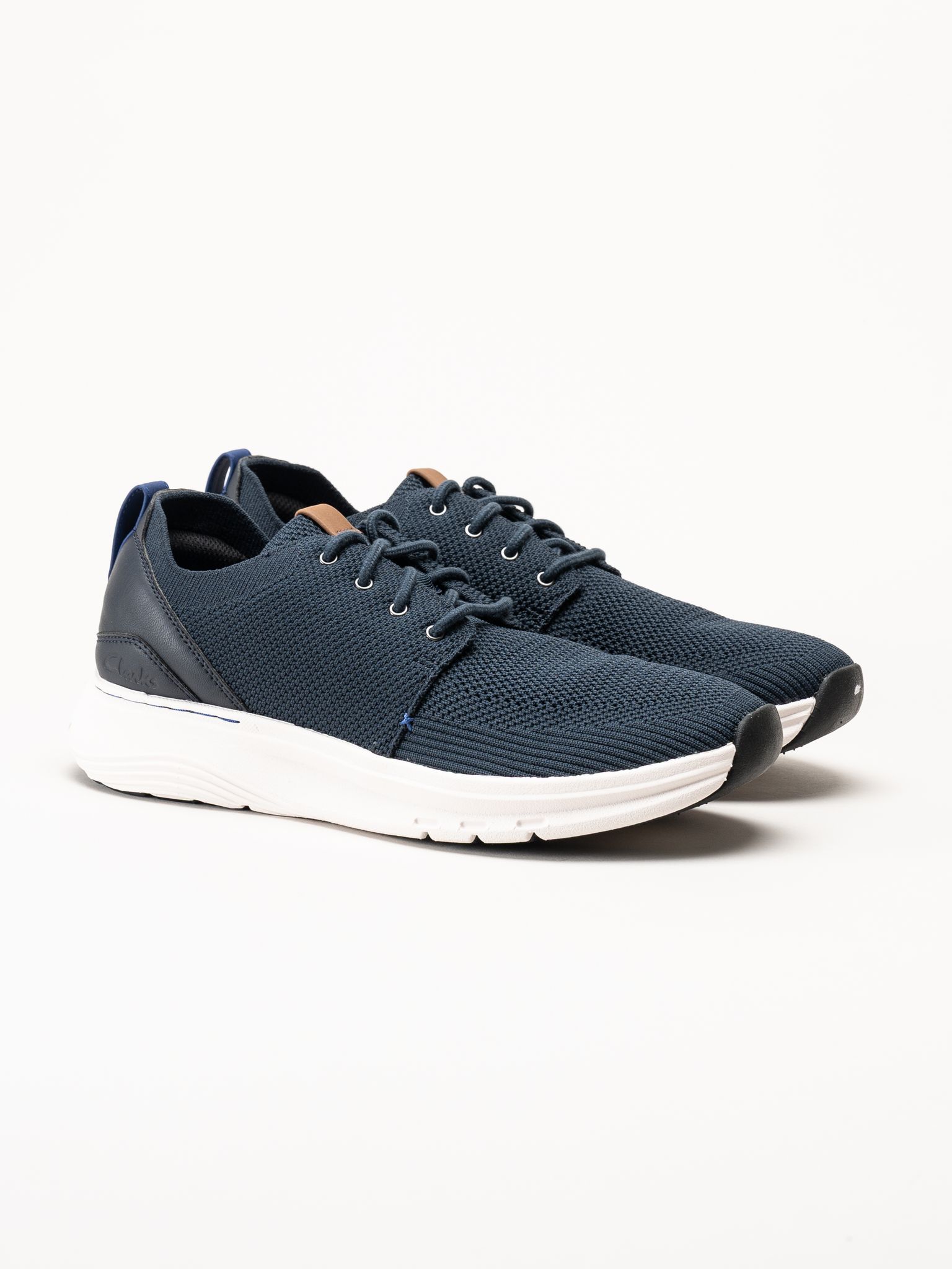 Clarks - Motion Trek MX - Marinblå sneakers i stickad text