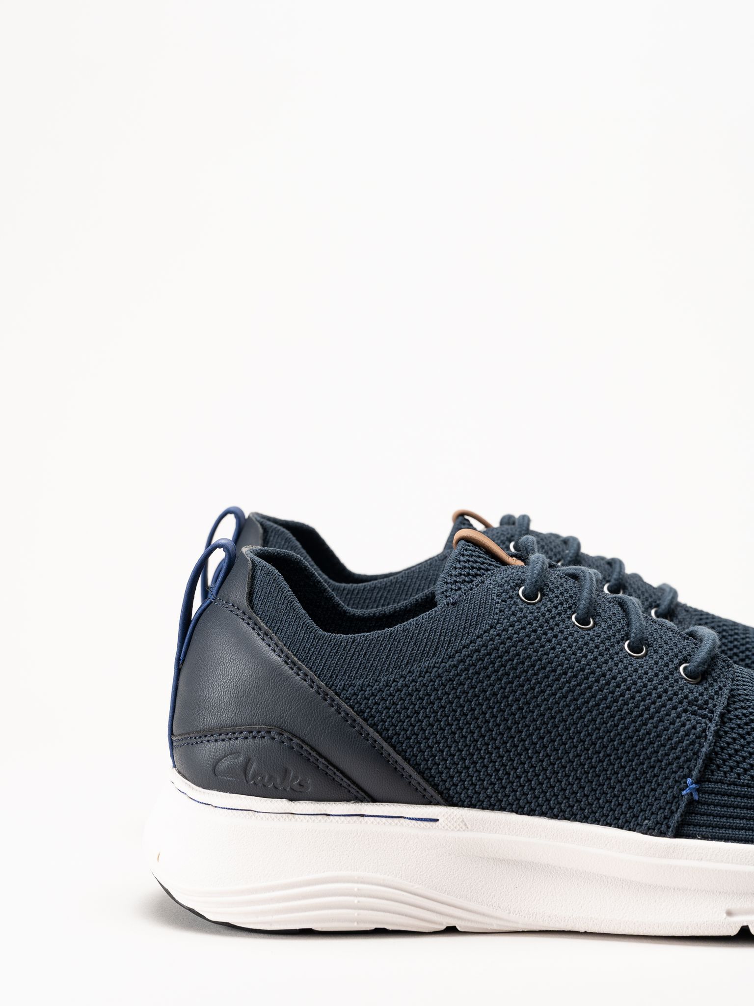 Clarks - Motion Trek MX - Marinblå sneakers i stickad text