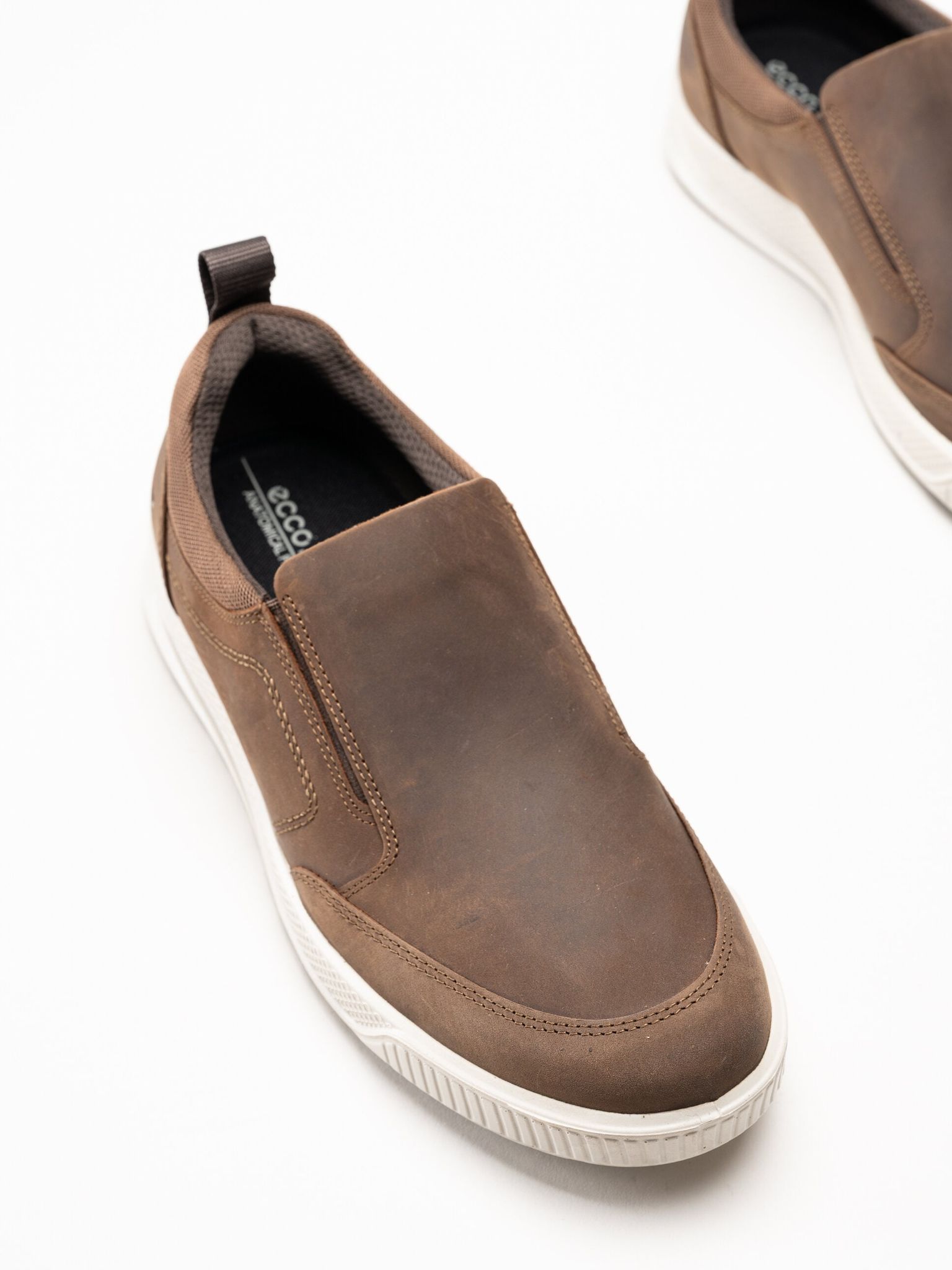 Ecco - Byway M Slip-On - Bruna slip on skor i oljad nubuck