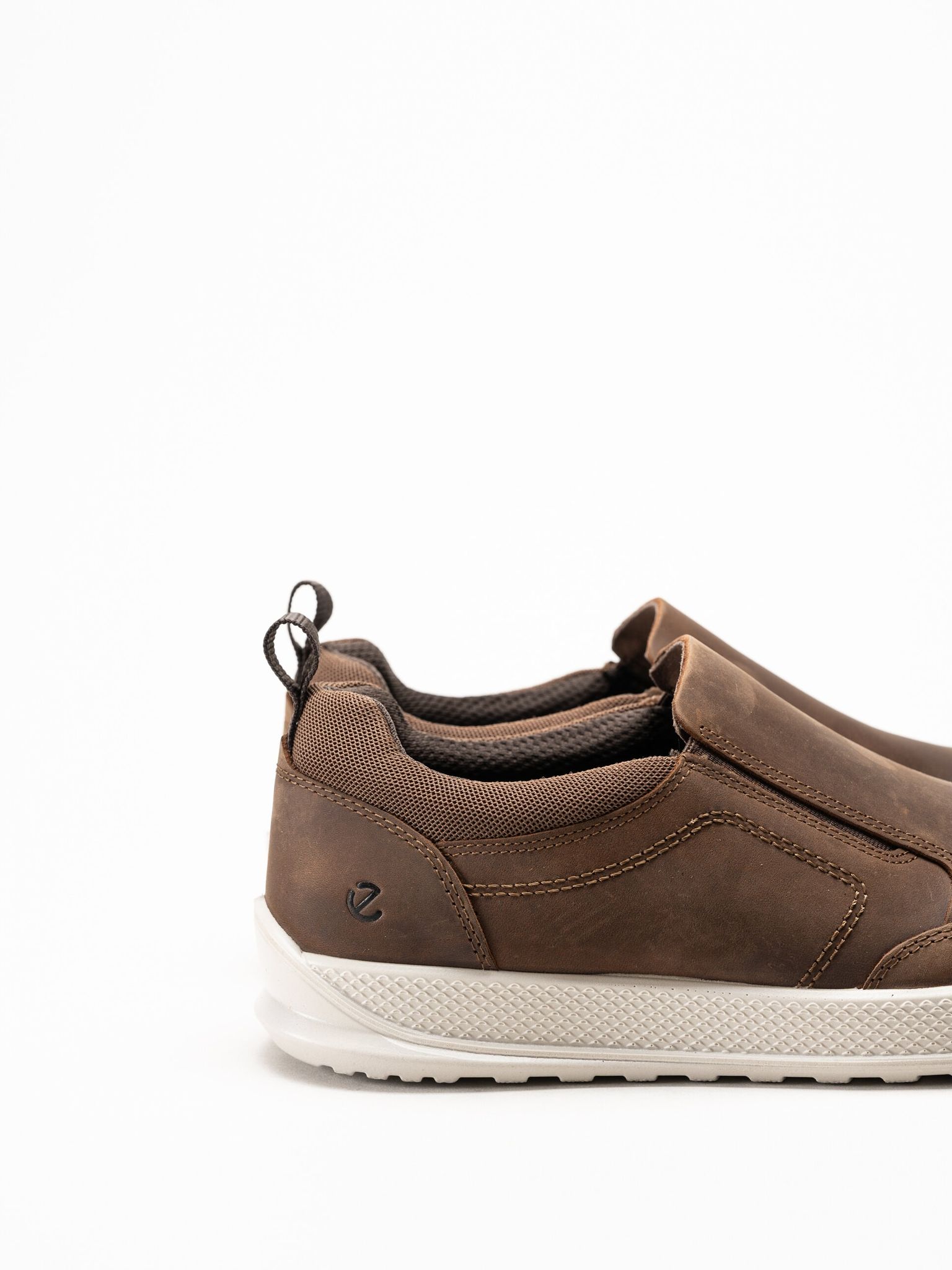Ecco - Byway M Slip-On - Bruna slip on skor i oljad nubuck