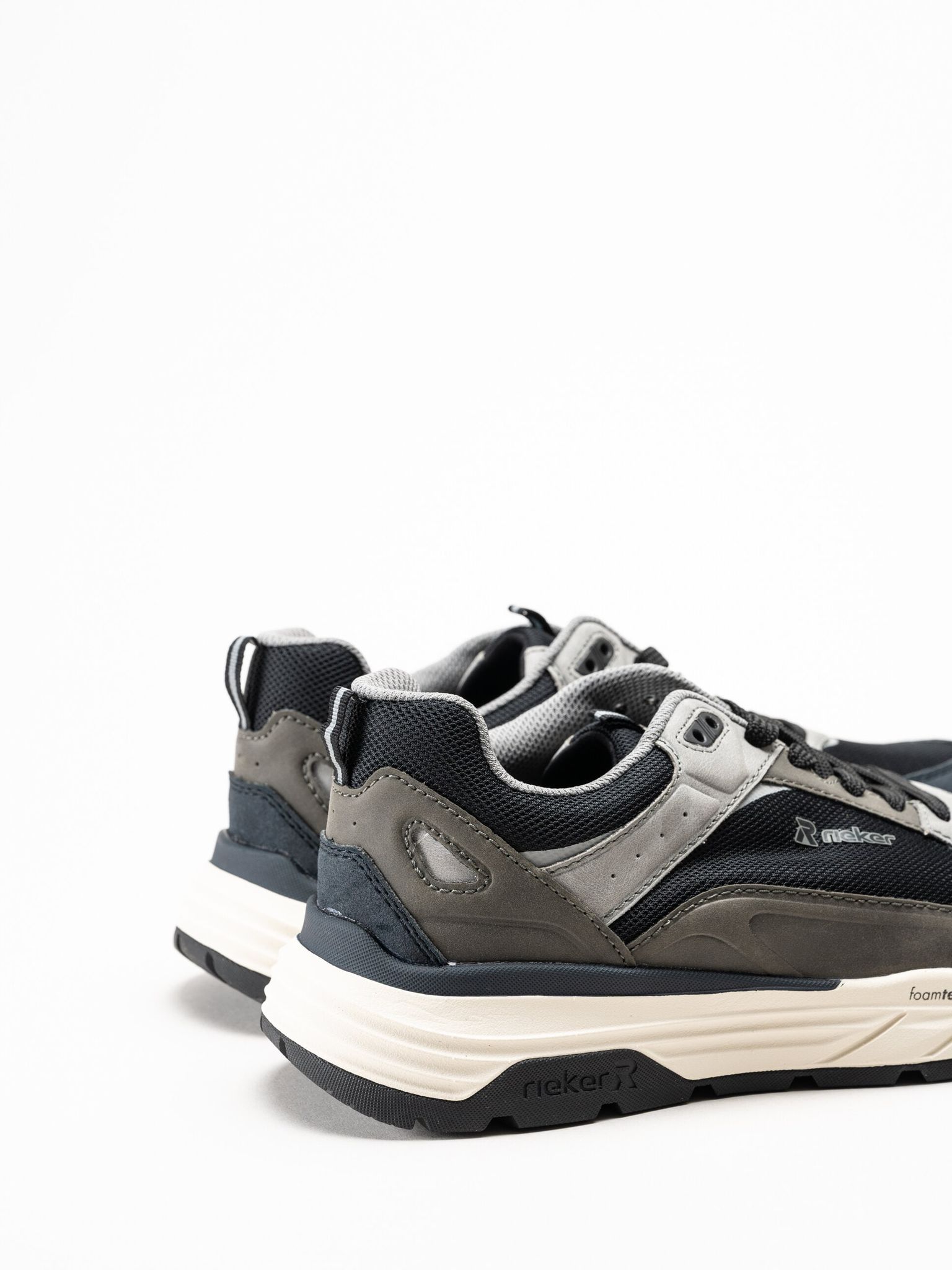 Rieker - Svarta sneakers i textil