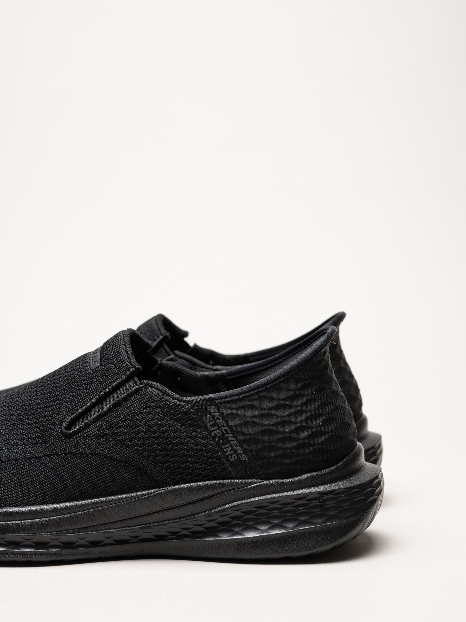Skechers - Relaxed Fit - Svarta slip ins sneakers i mesh