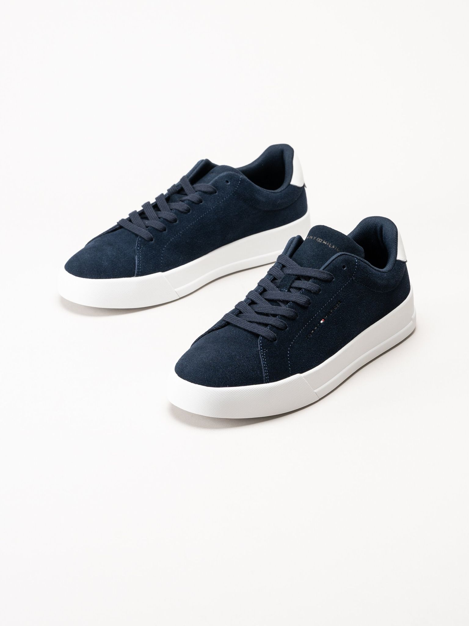Tommy Hilfiger - TH Court Core Suede - Mörkblåa sneakers i mocka