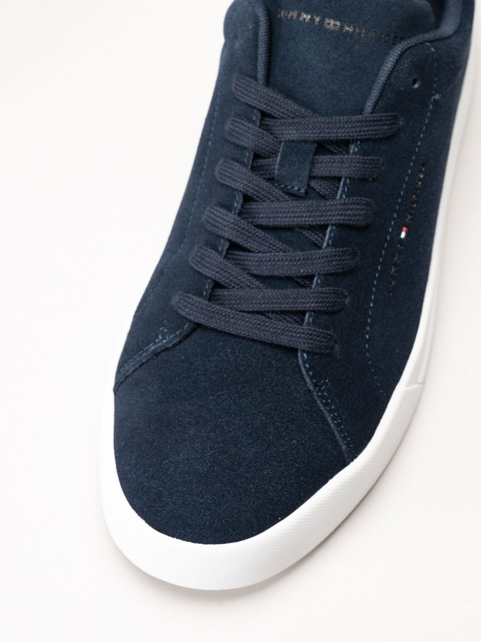 Tommy Hilfiger - TH Court Core Suede - Mörkblåa sneakers i mocka