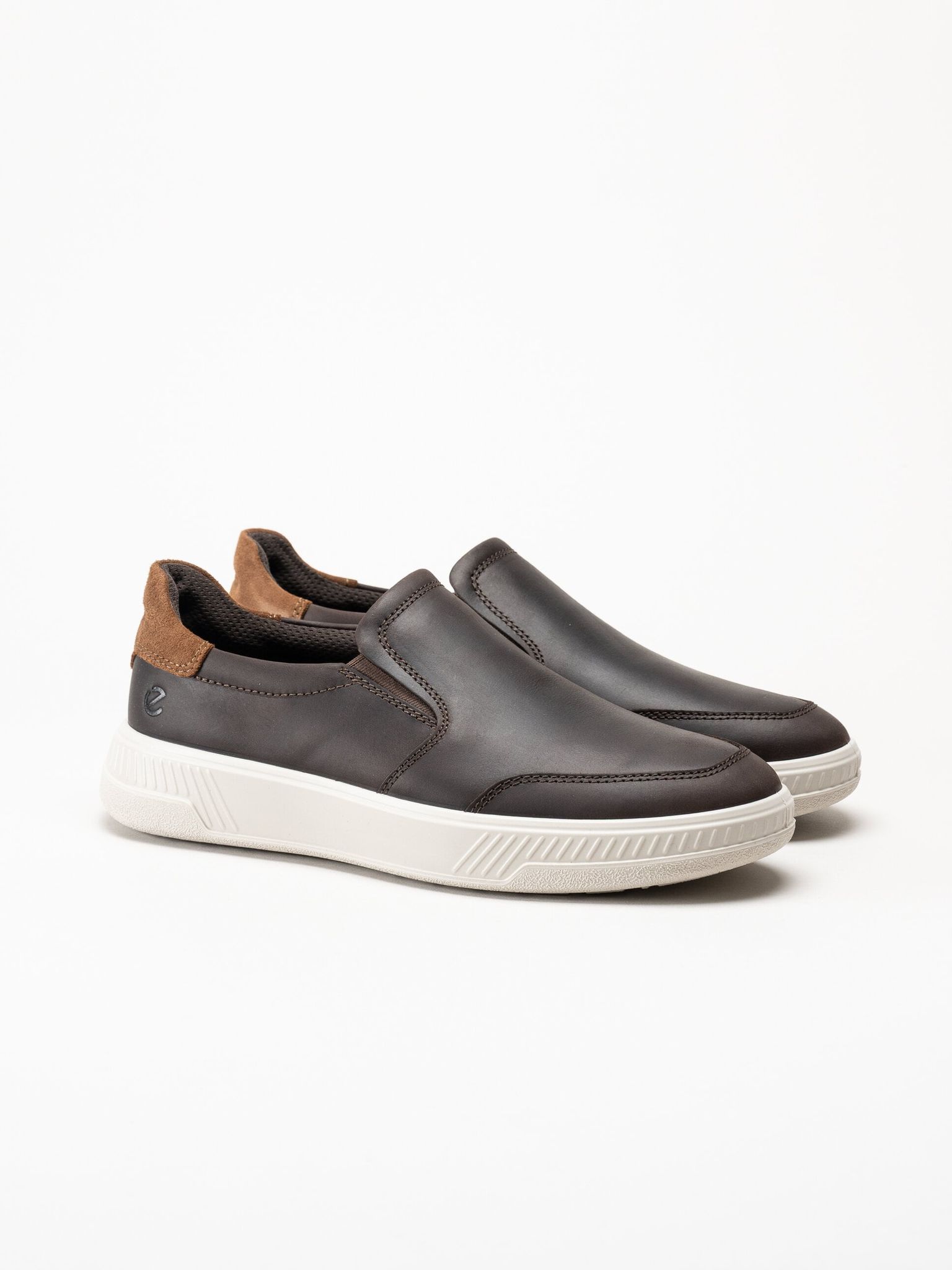 Ecco - Move - Mörkbruna slip on skor i oljat skinn
