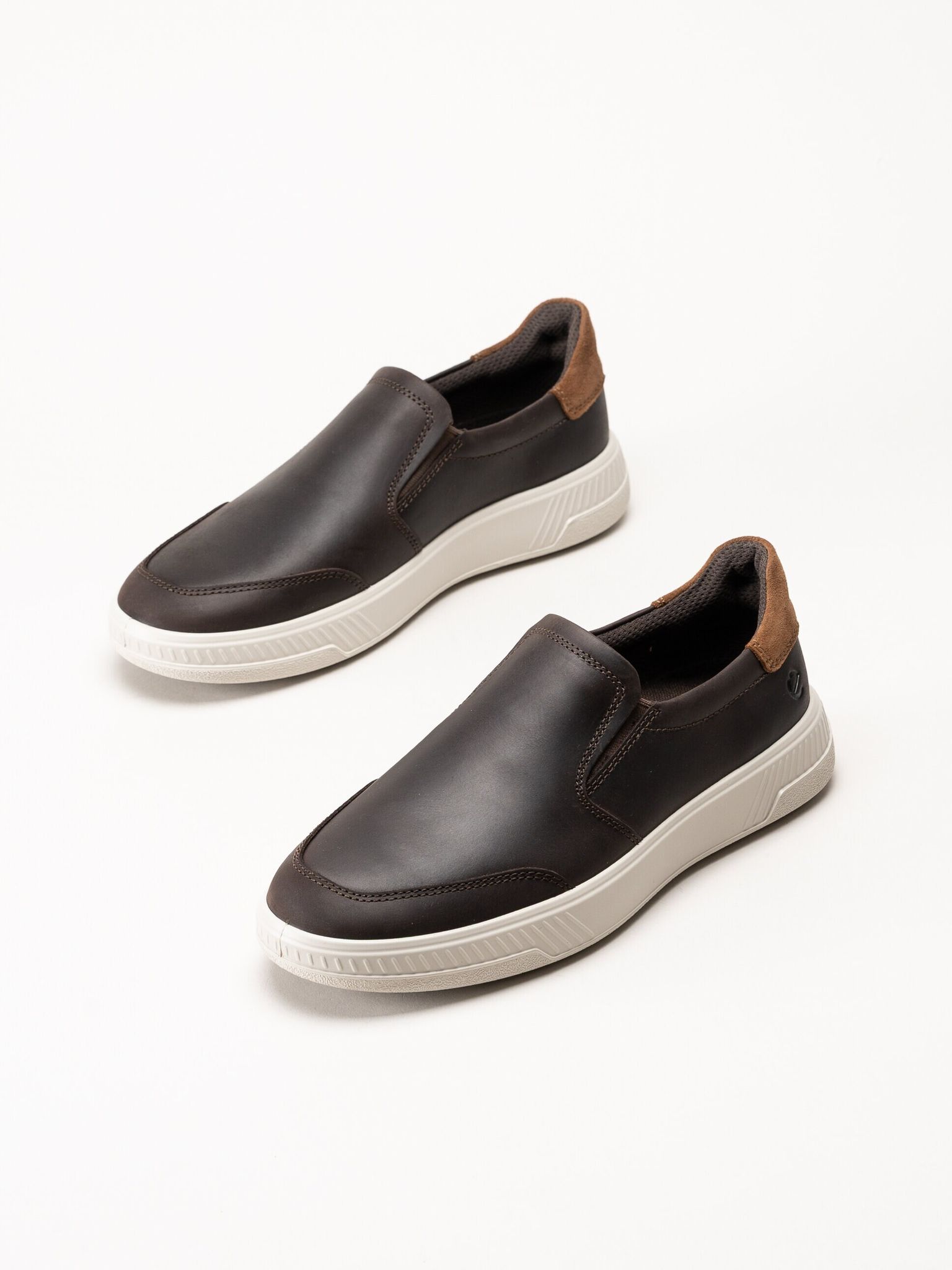 Ecco - Move - Mörkbruna slip on skor i oljat skinn