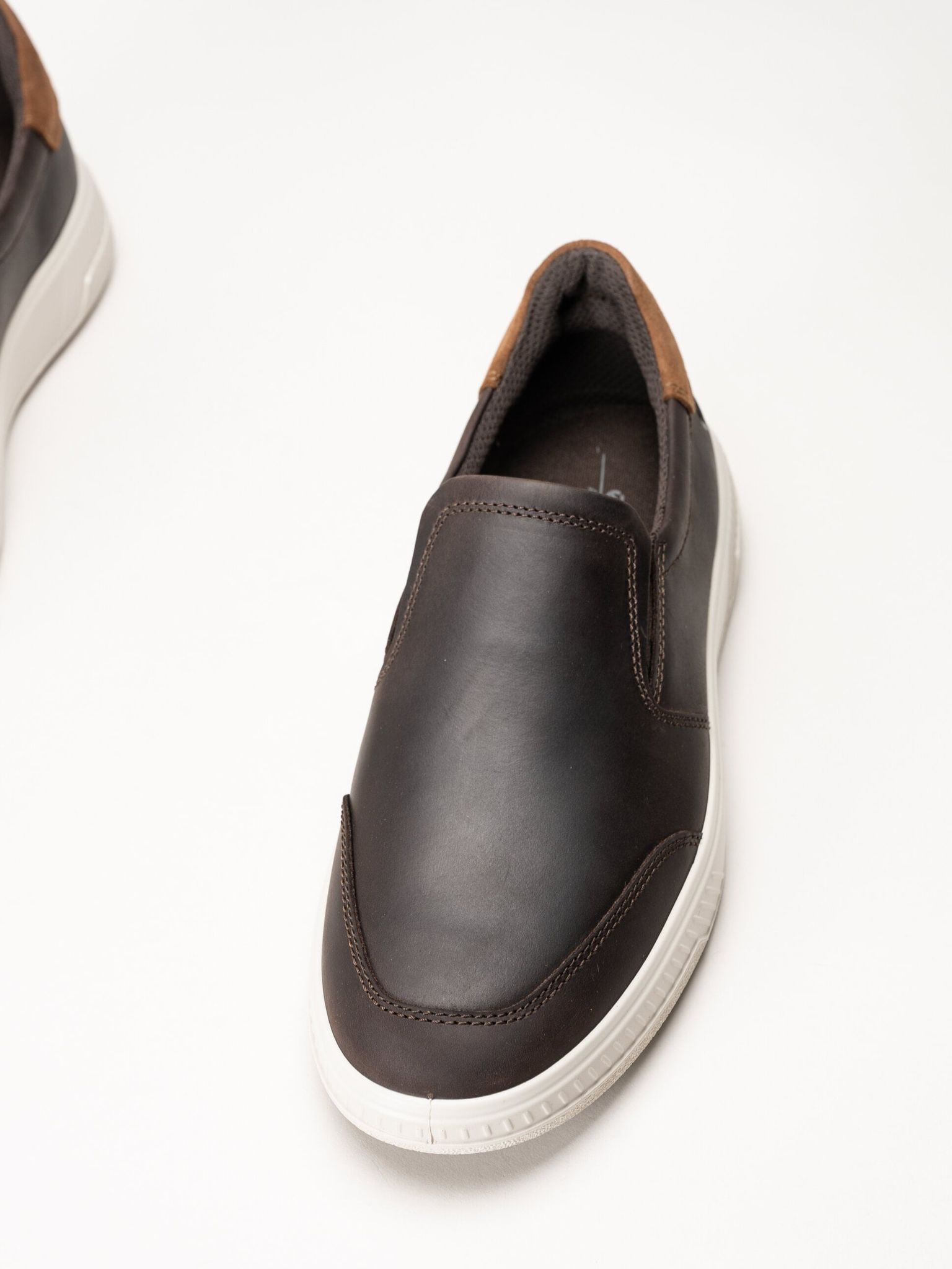 Ecco - Move - Mörkbruna slip on skor i oljat skinn