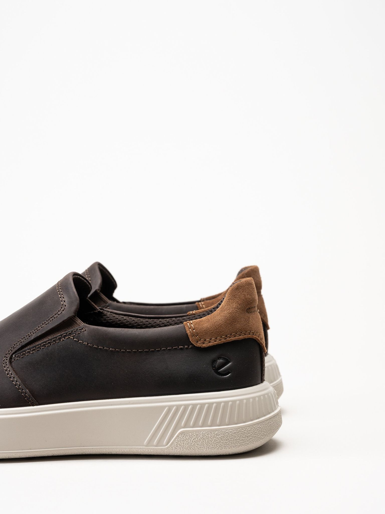 Ecco - Move - Mörkbruna slip on skor i oljat skinn